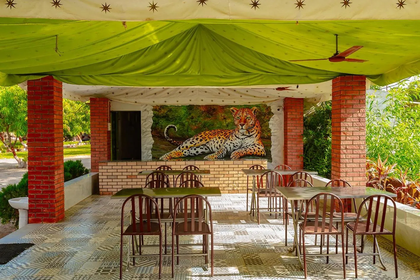 Restaurant/places to eat in Amber Resort