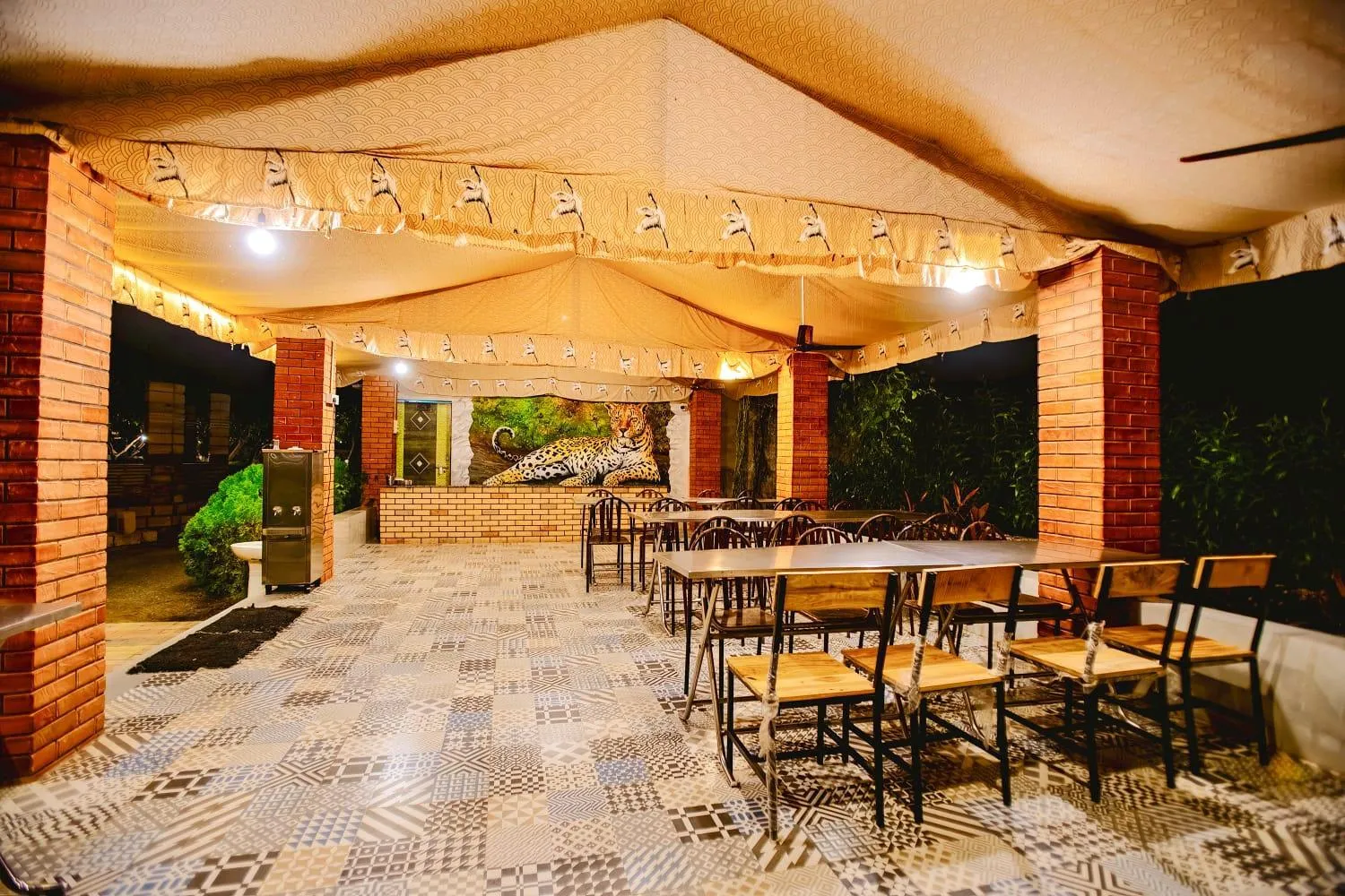 Restaurant/places to eat in Amber Resort