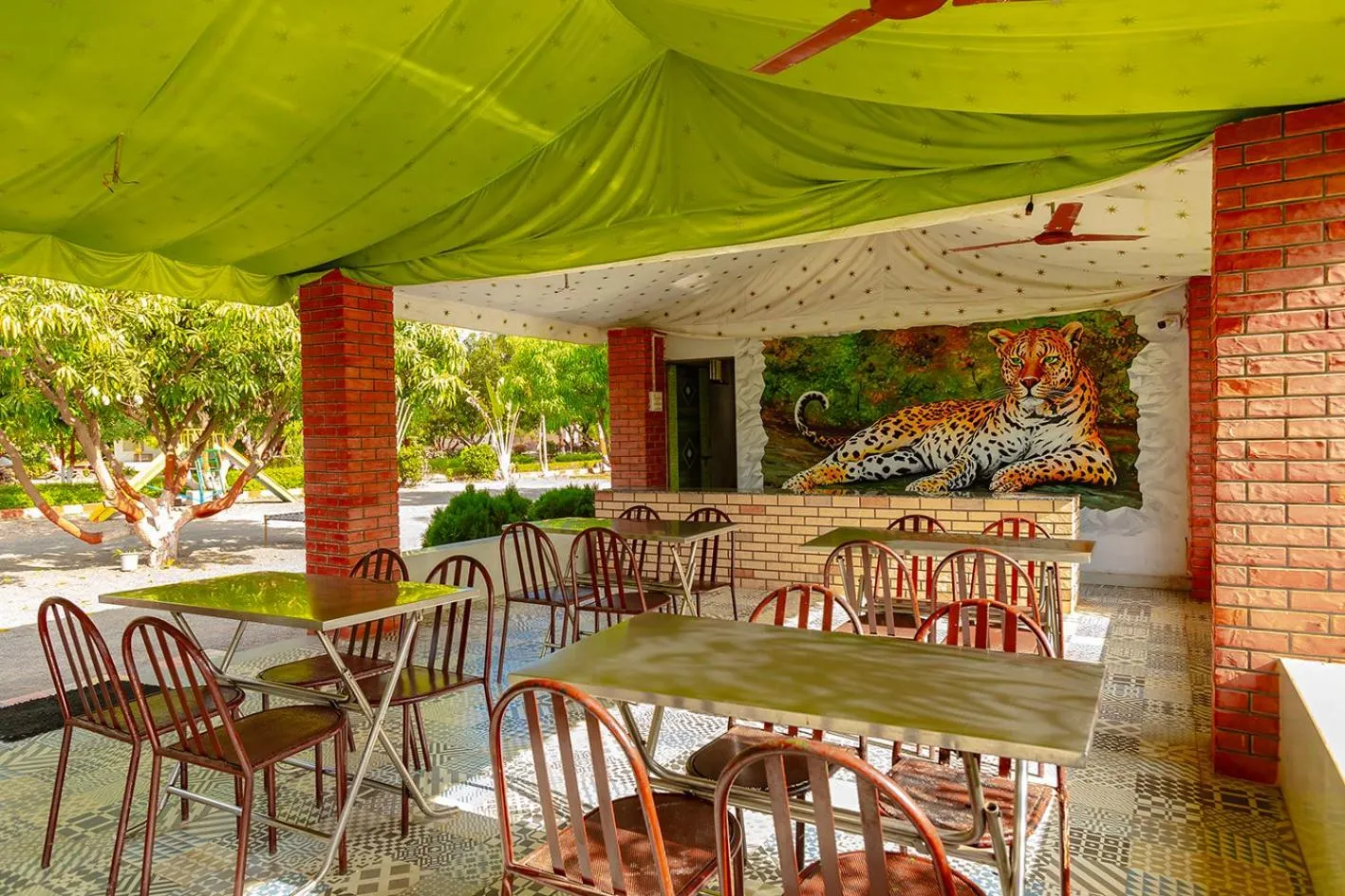 Restaurant/places to eat in Amber Resort