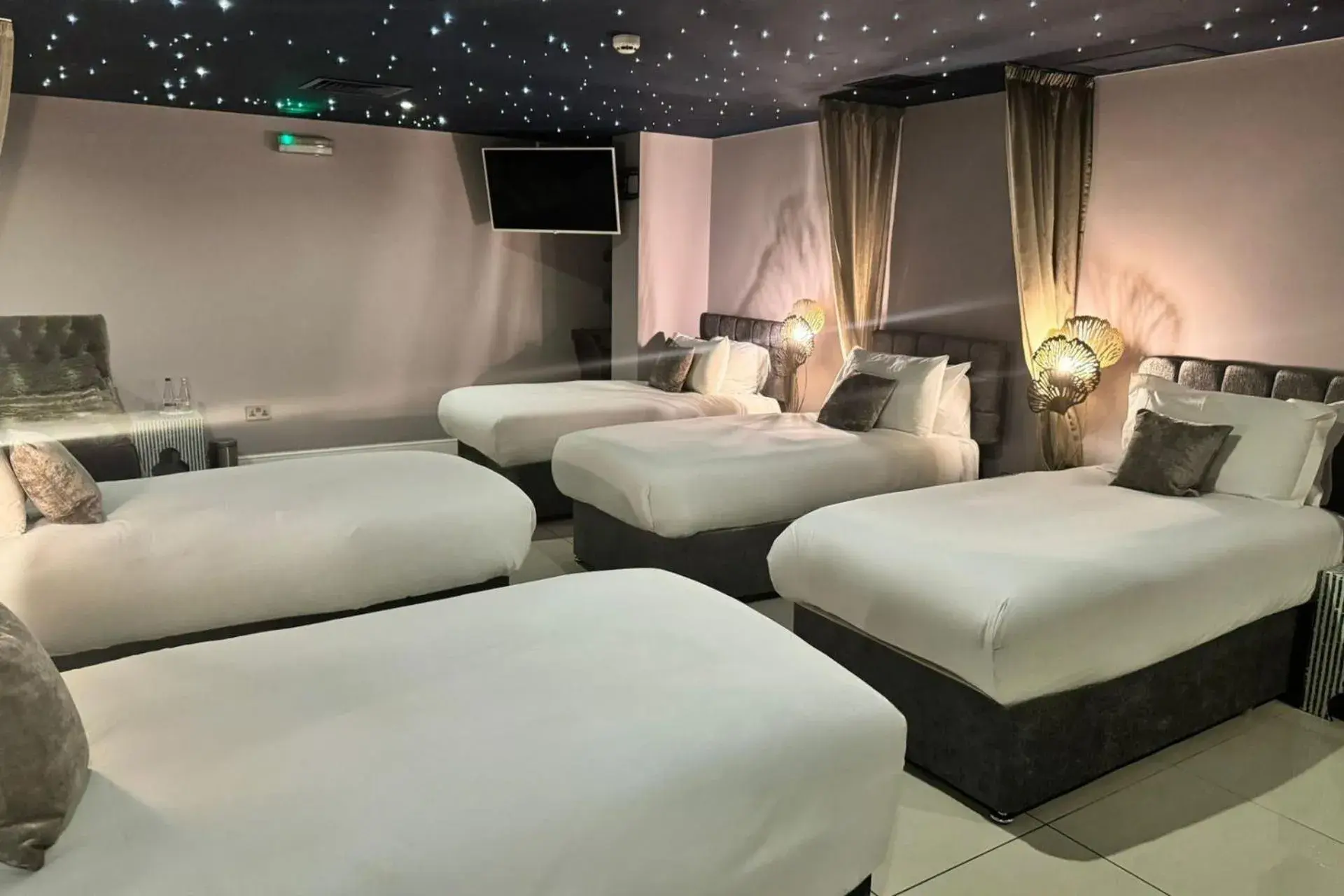 Three-Bedroom Suite in Waterton Park Hotel Three-Bedroom Suite in Waterton Park Hotel