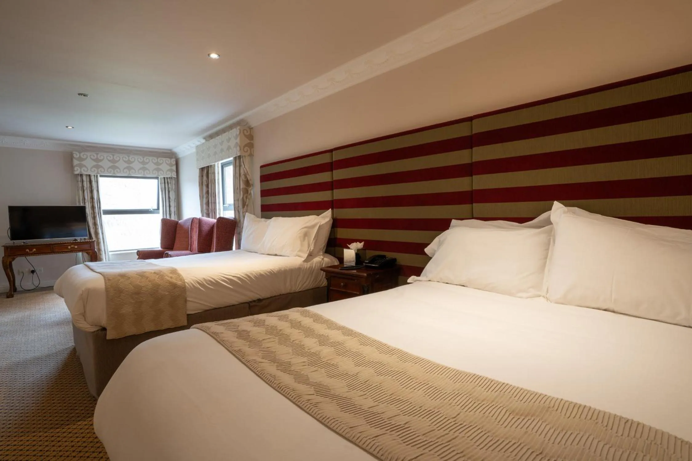 Bedroom, Bed in Waterton Park Hotel