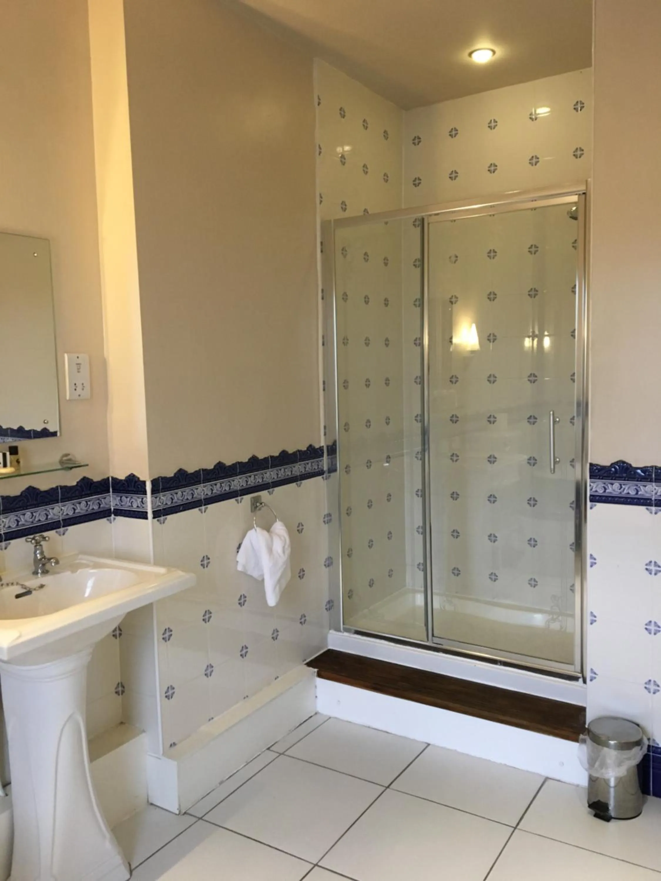 Shower in Waterton Park Hotel