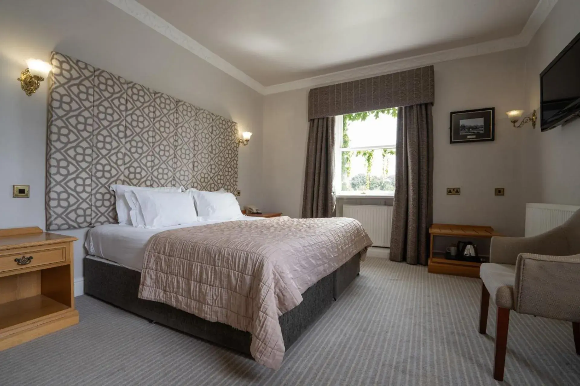Standard Double Room in Waterton Park Hotel Standard Double Room in Waterton Park Hotel