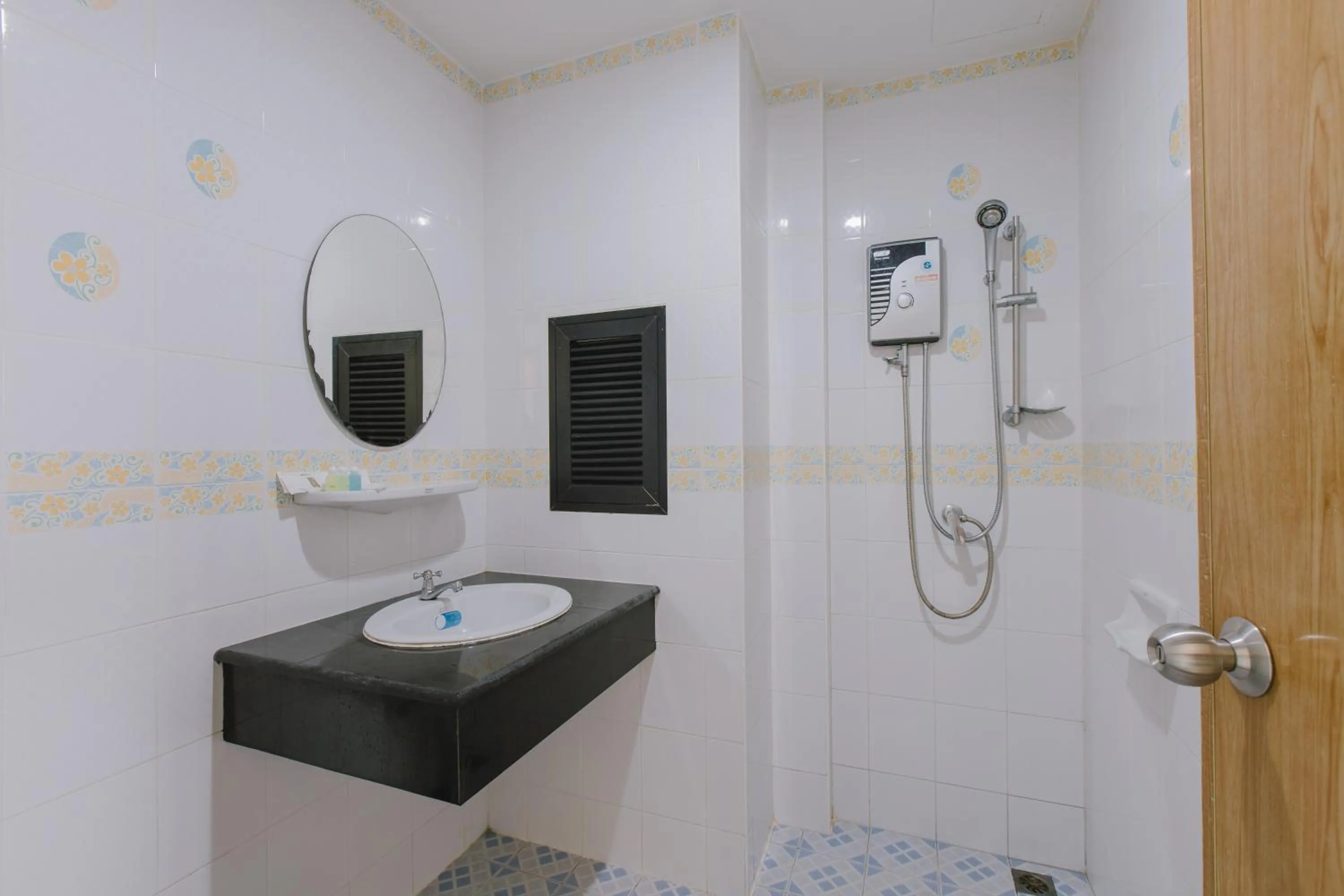 Bathroom in Sunstar Palace Patong