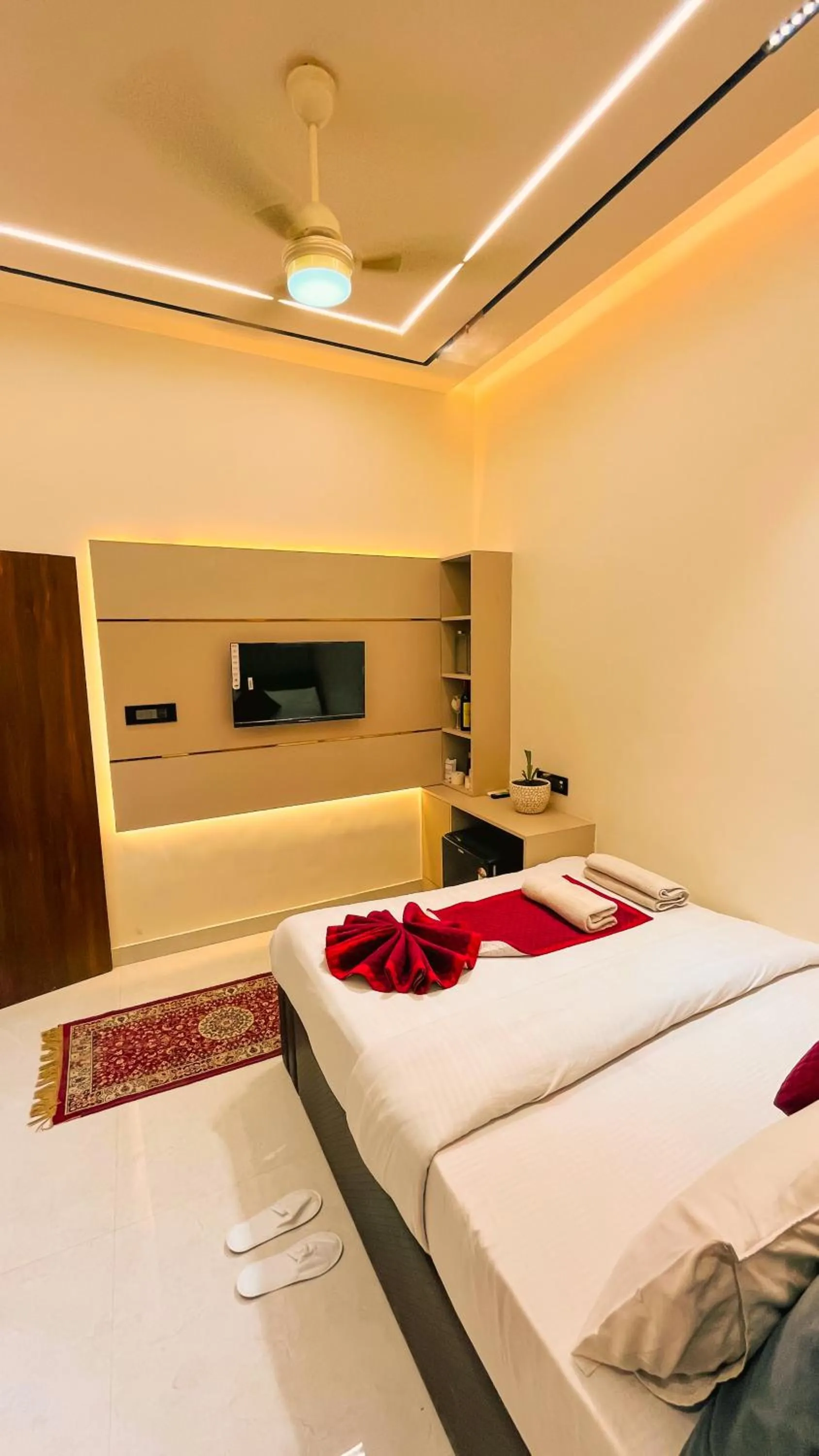 TV and multimedia, Bed in The Vacation Villa Agra A Boutique Hotel Near Taj Mahal