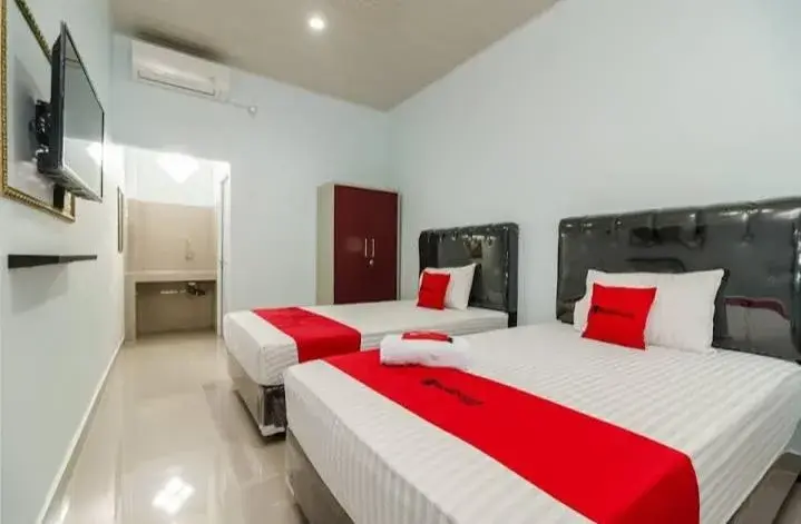 Bed in RedDoorz Plus near Palembang Icon Mall 2 Bed in RedDoorz Plus near Palembang Icon Mall 2