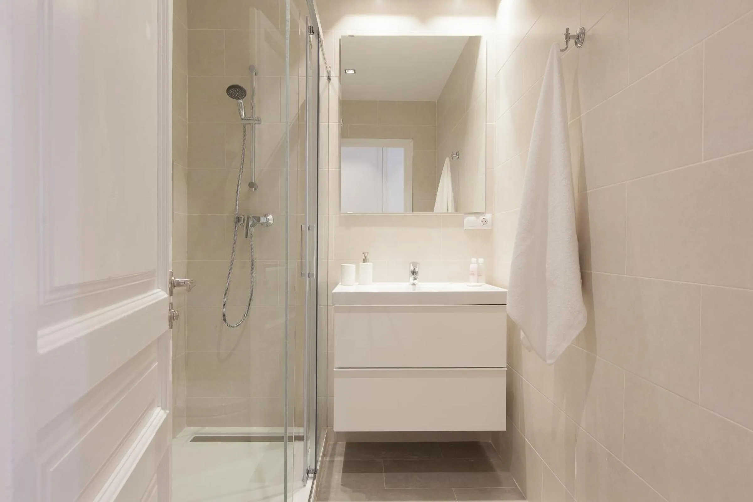 Shower in Click&Flat Seneca Suites