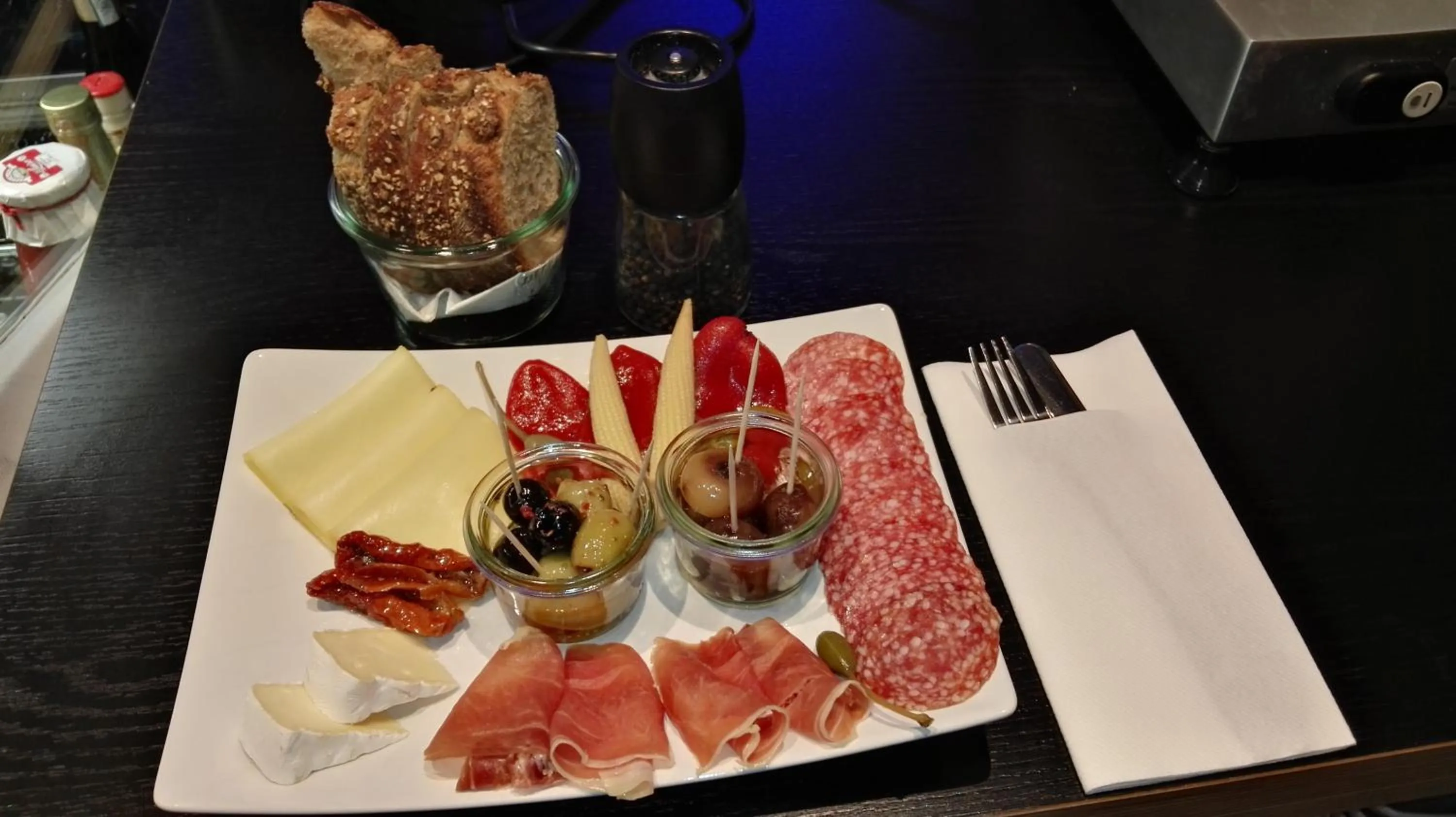 Food and drinks in Hotel SiX