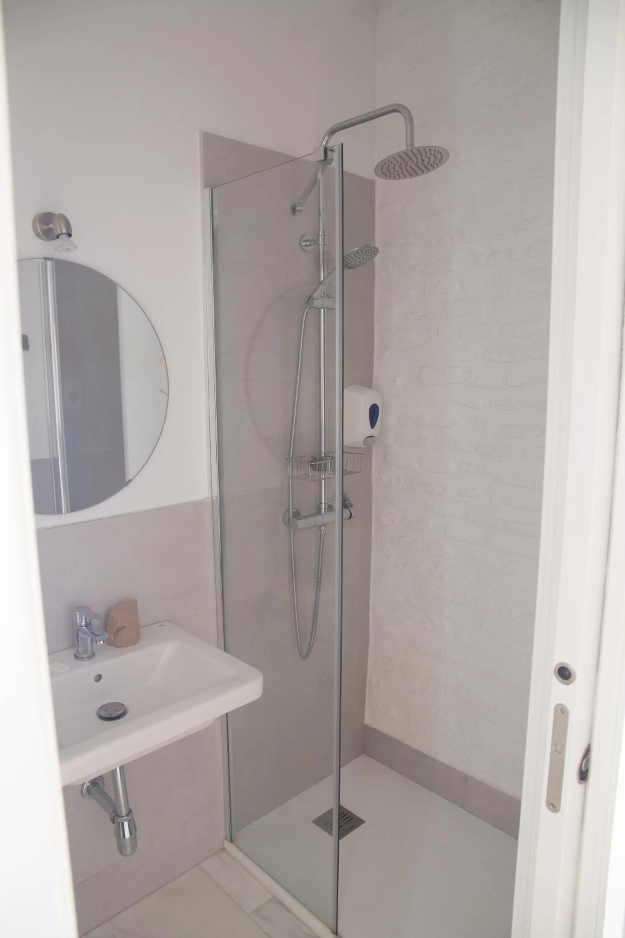 Shower in The Nomad Hostel&Pension
