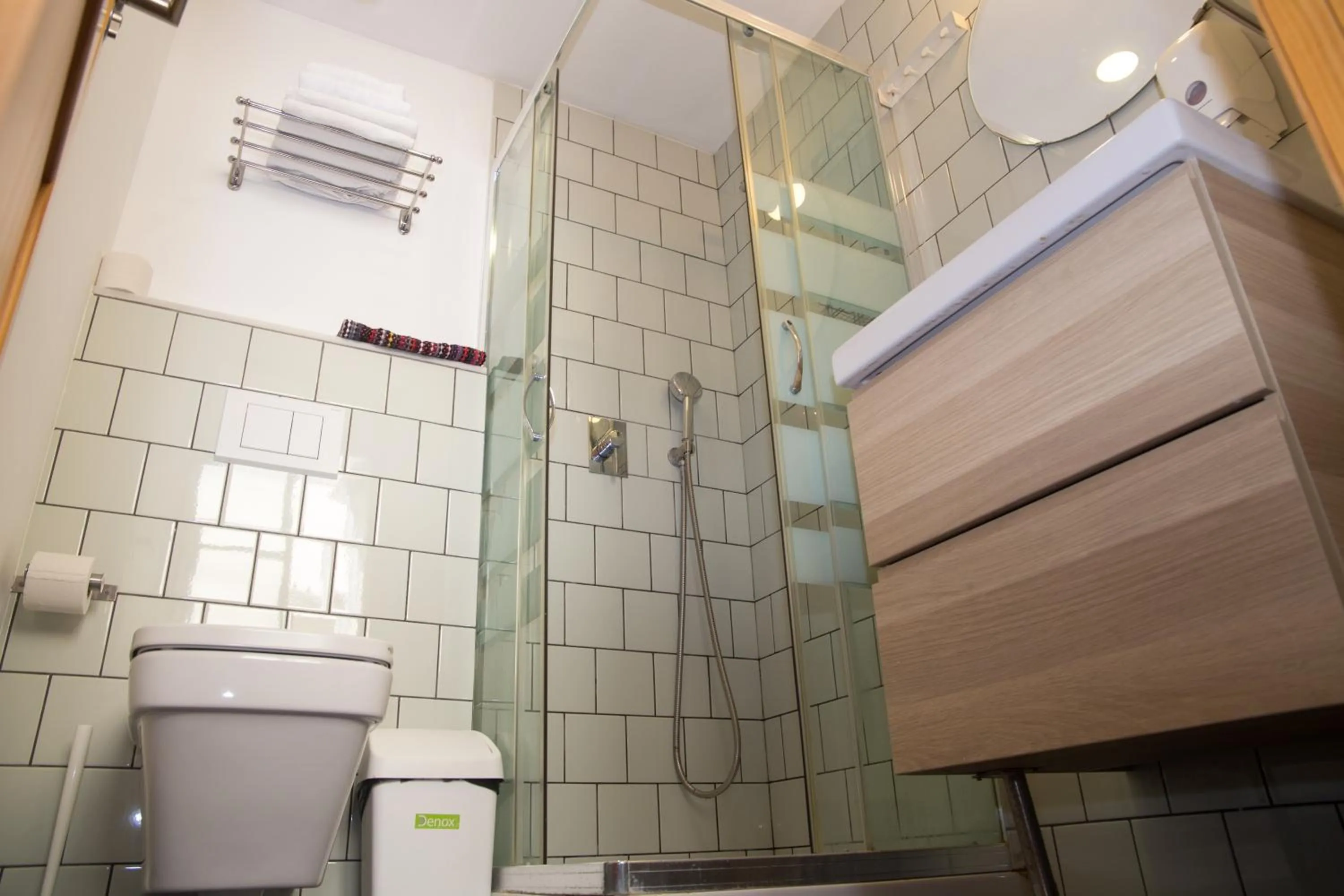 Shower in The Nomad Hostel&Pension