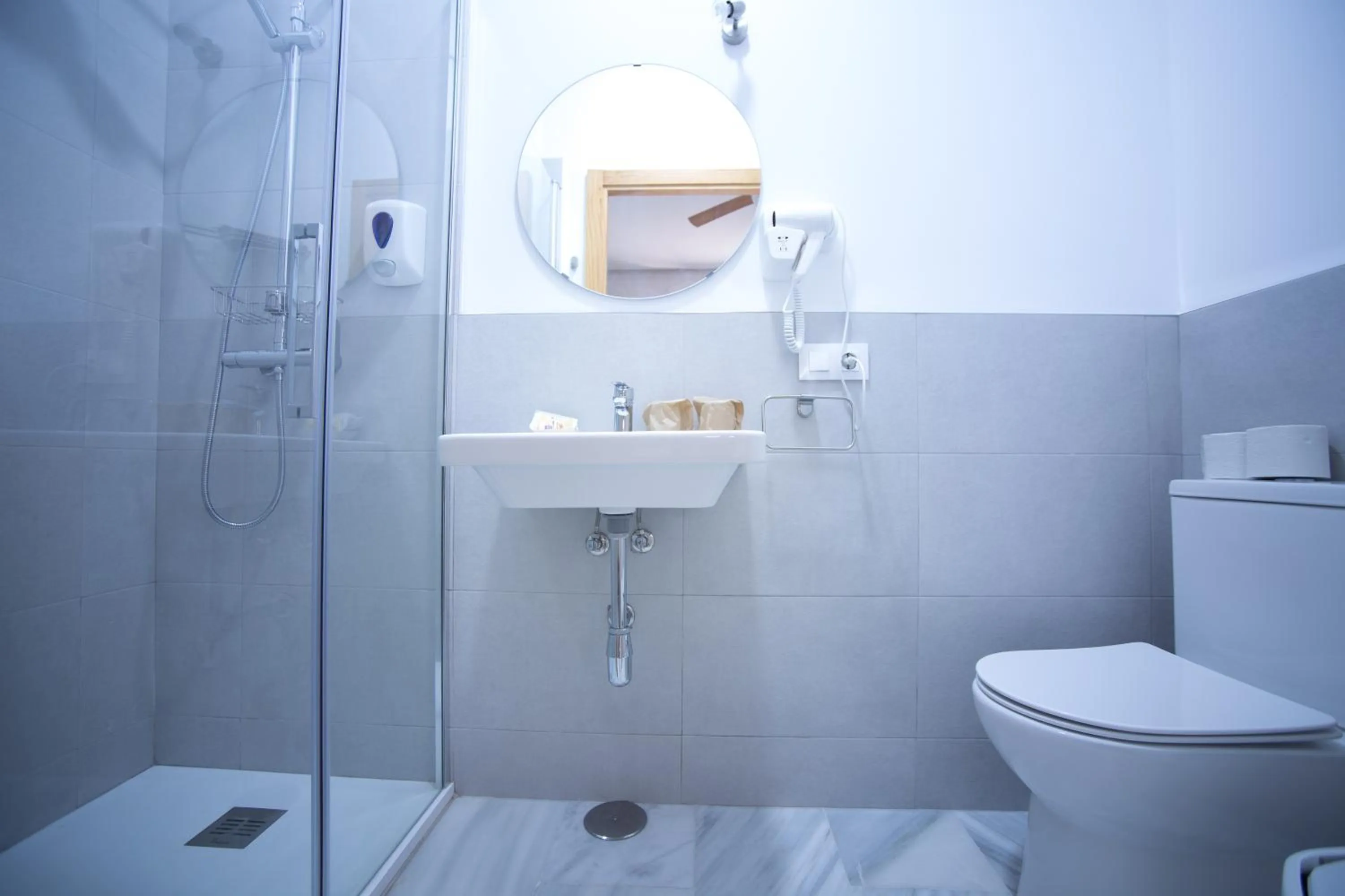 Shower in The Nomad Hostel&Pension