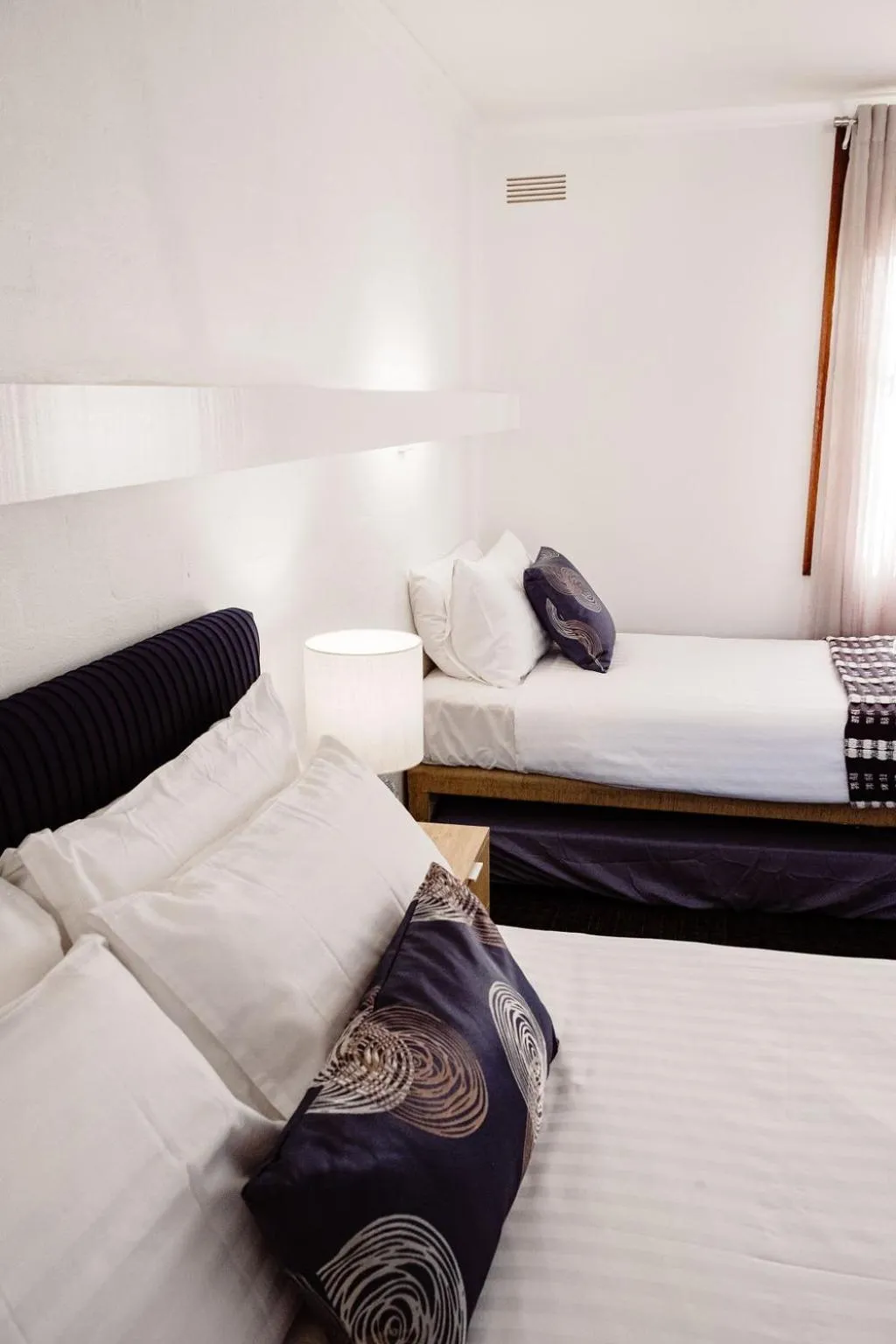 Bed in Caledonian Inn - The Stump