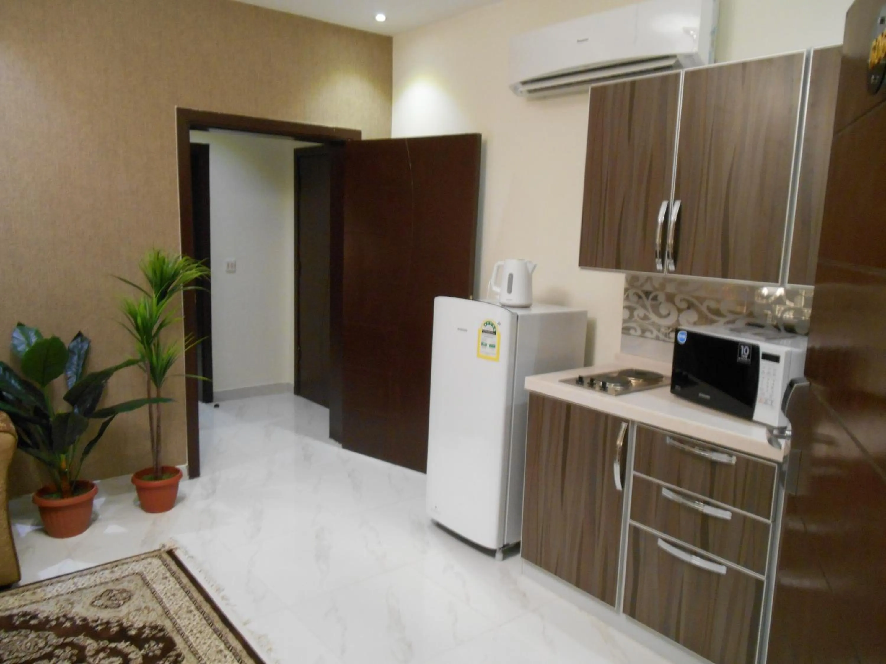 Kitchen or kitchenette in جلنار الشرق للشقق المخدومة