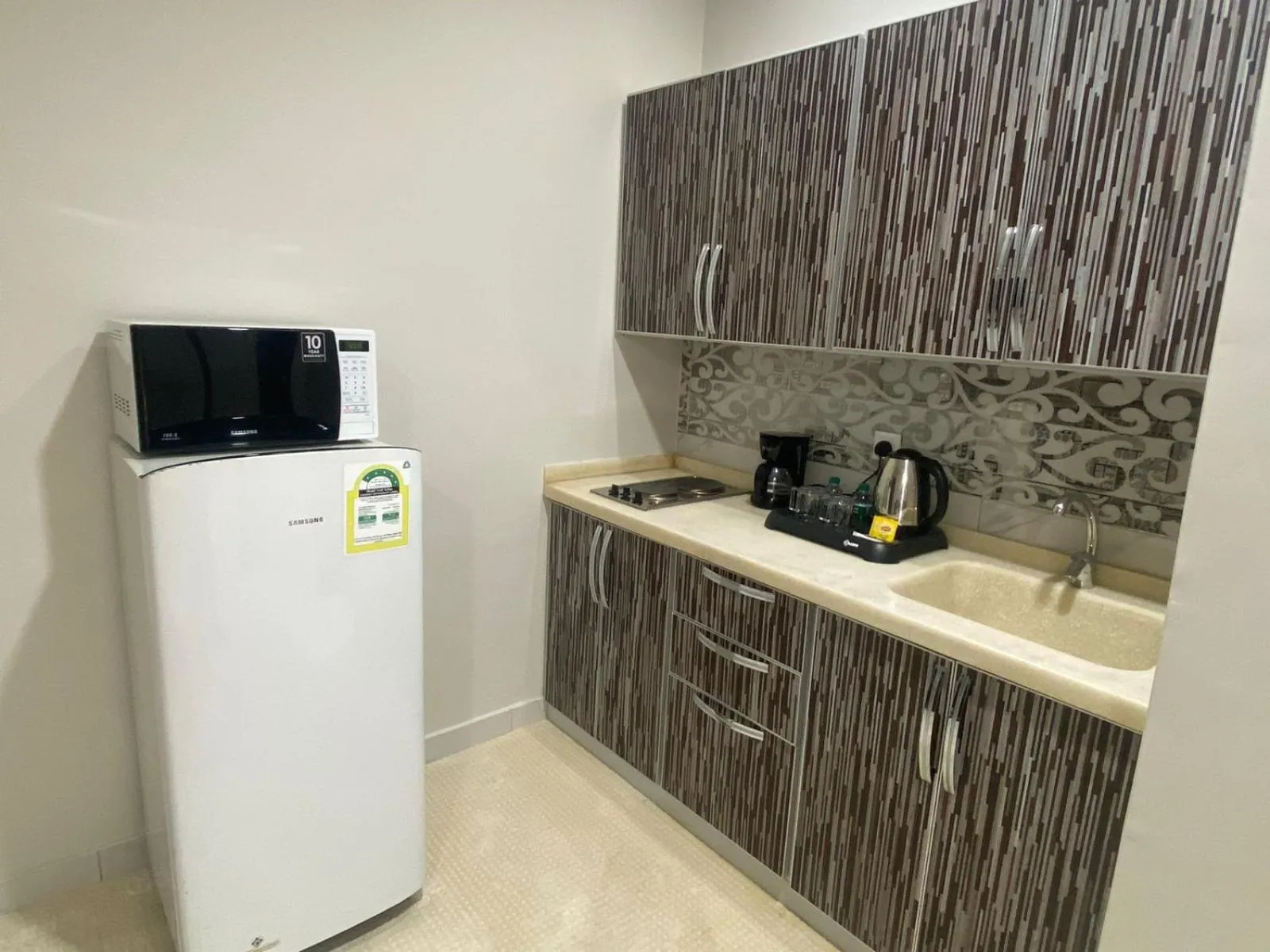 Kitchen or kitchenette in جلنار الشرق للشقق المخدومة