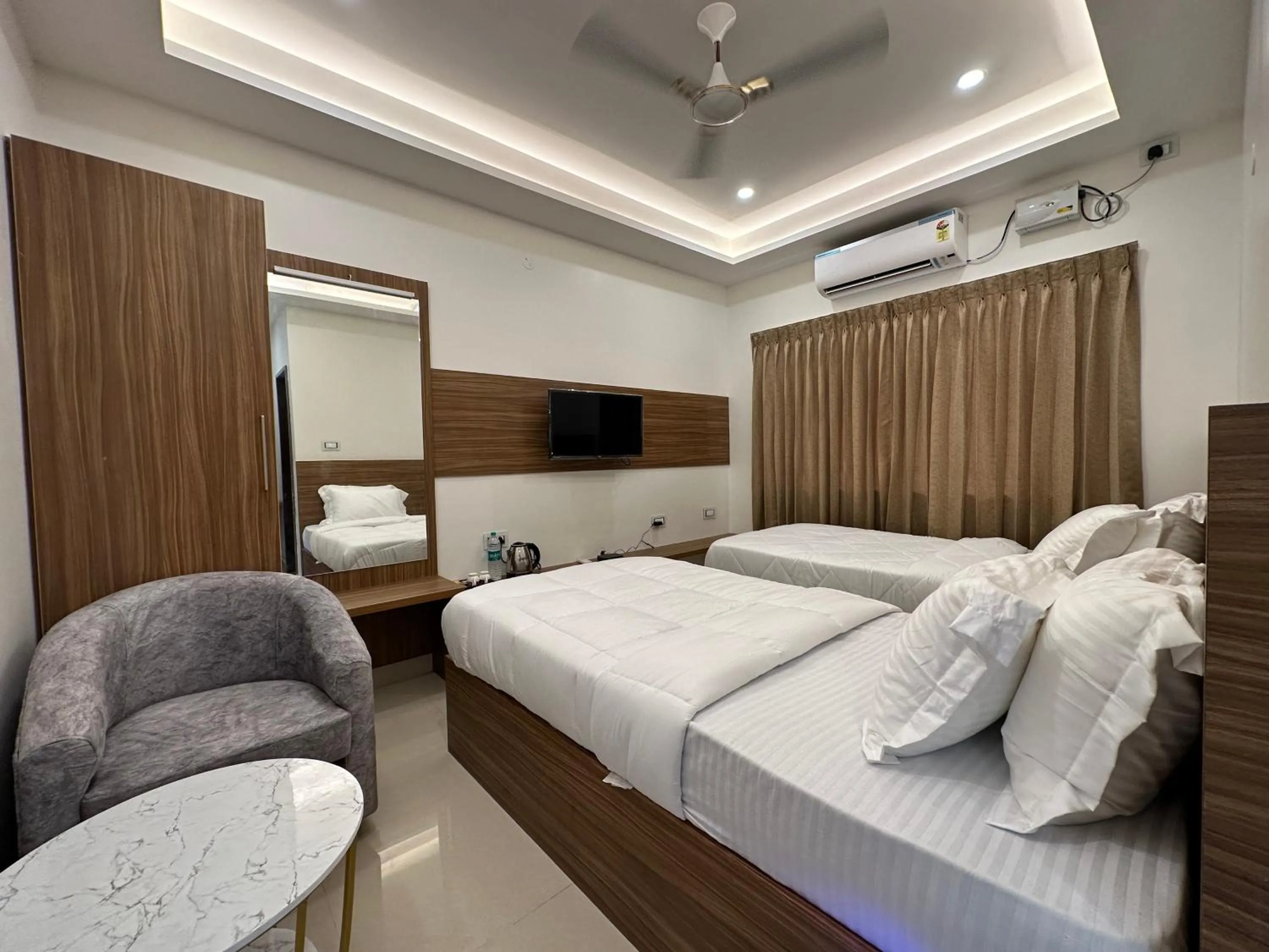 fireplace, Bed in SRI KRISHNA RESIDENCY Srirangam