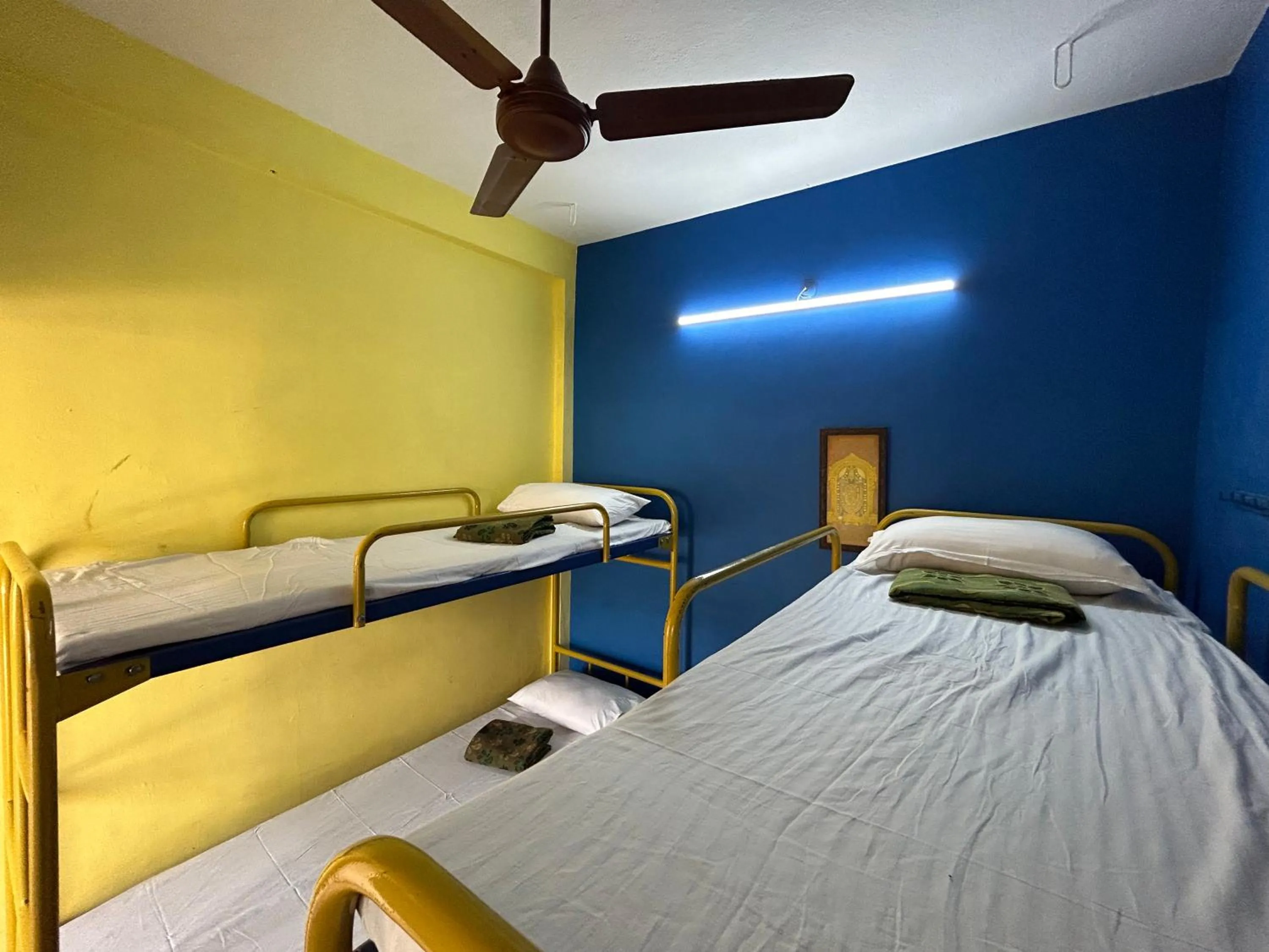 Bed in The Kaya Backpackers Rooms Srirangam