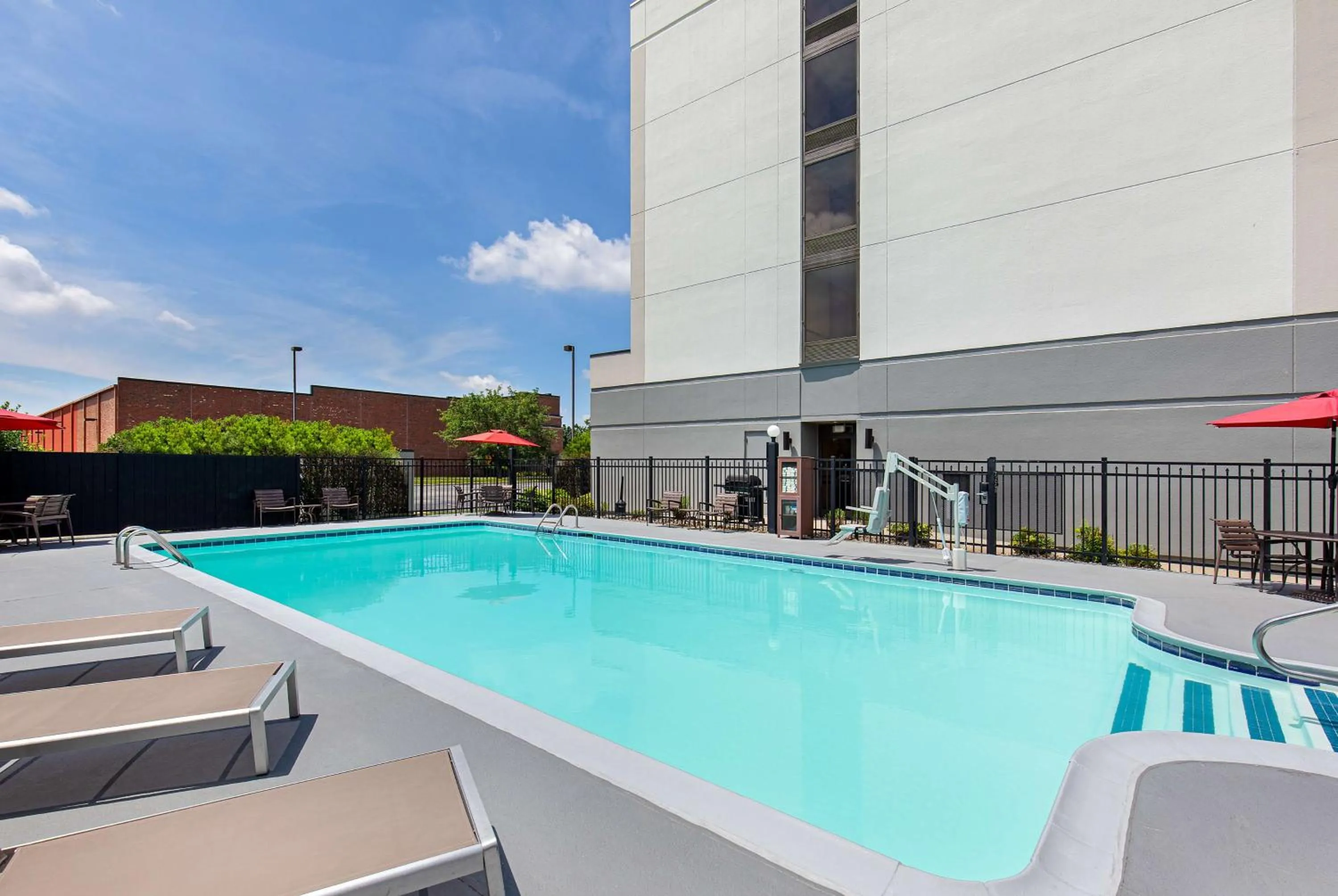 Swimming pool in Hyatt Place Louisville-East