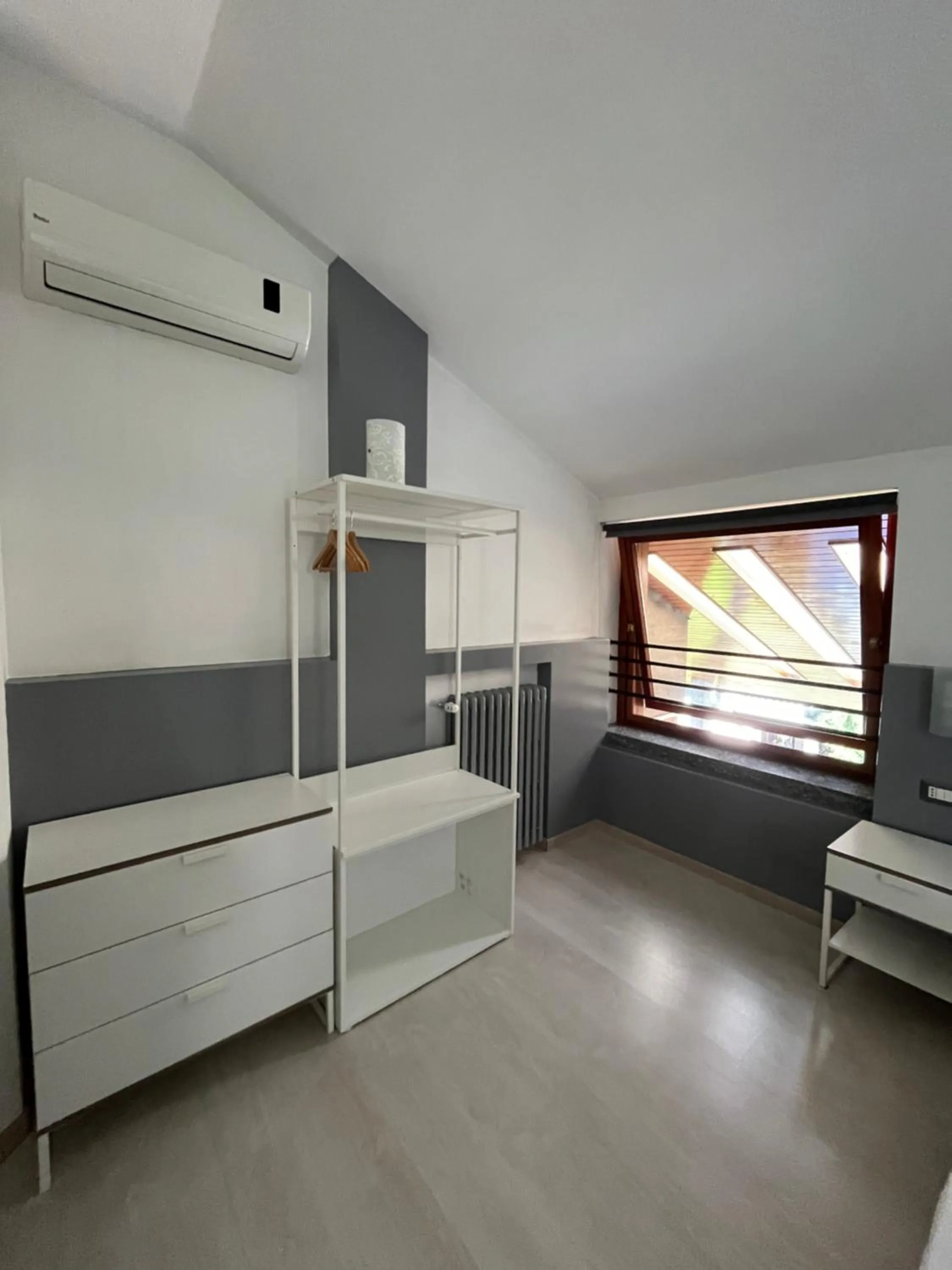 wardrobe, Bed in Bella Vita Guesthouse -parcheggio privato interno