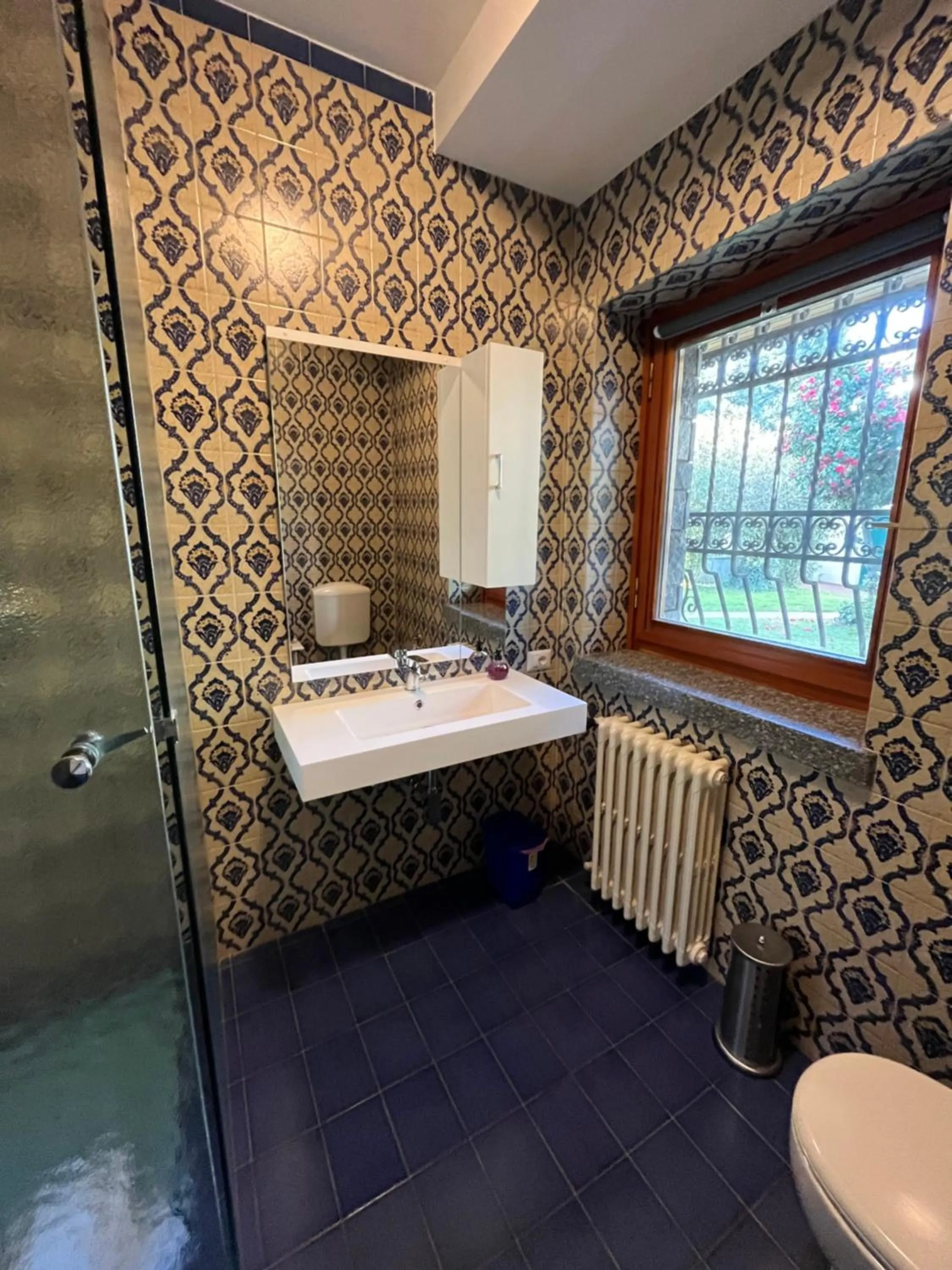 Bathroom in Bella Vita Guesthouse -parcheggio privato interno