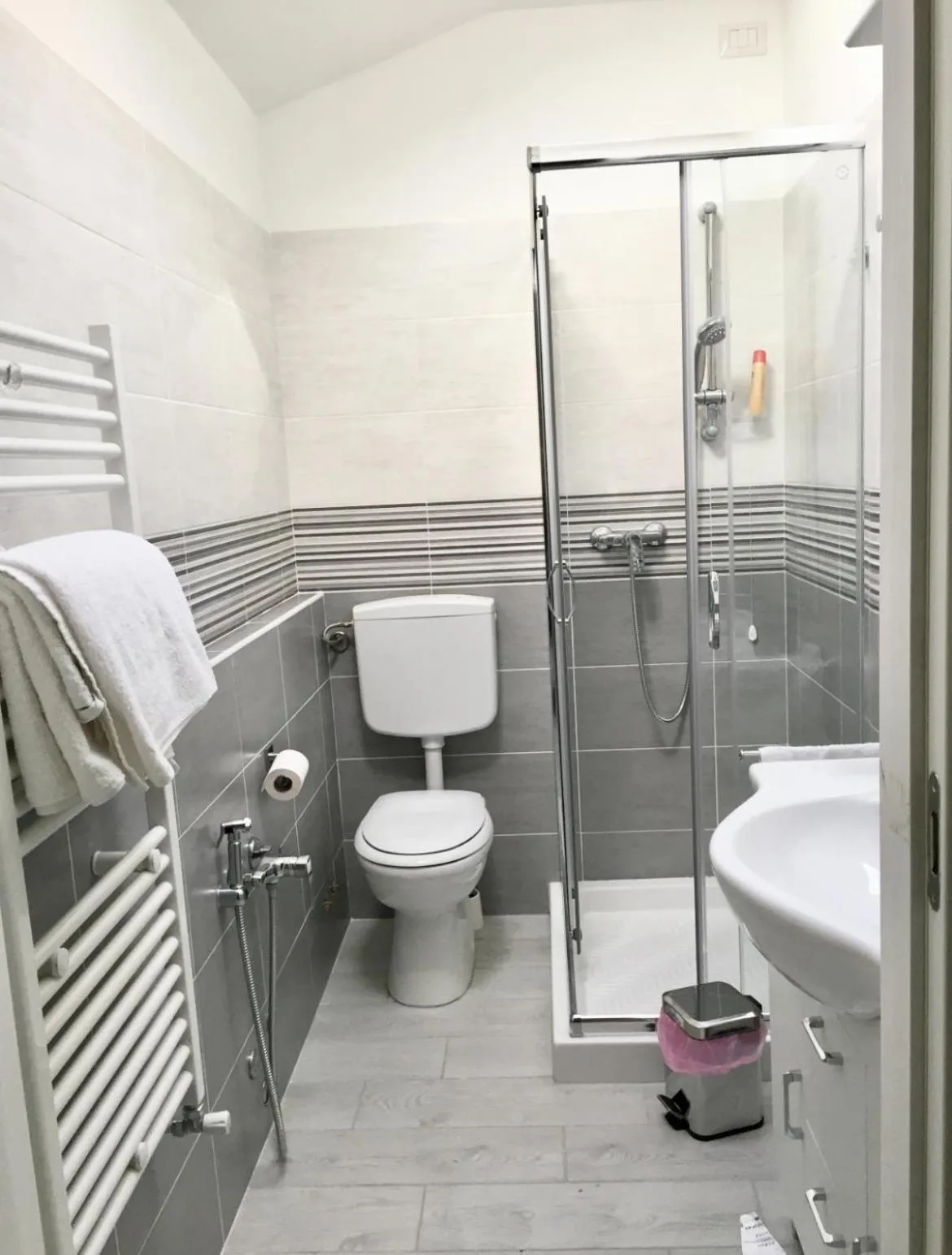 Bathroom in Bella Vita Guesthouse -parcheggio privato interno