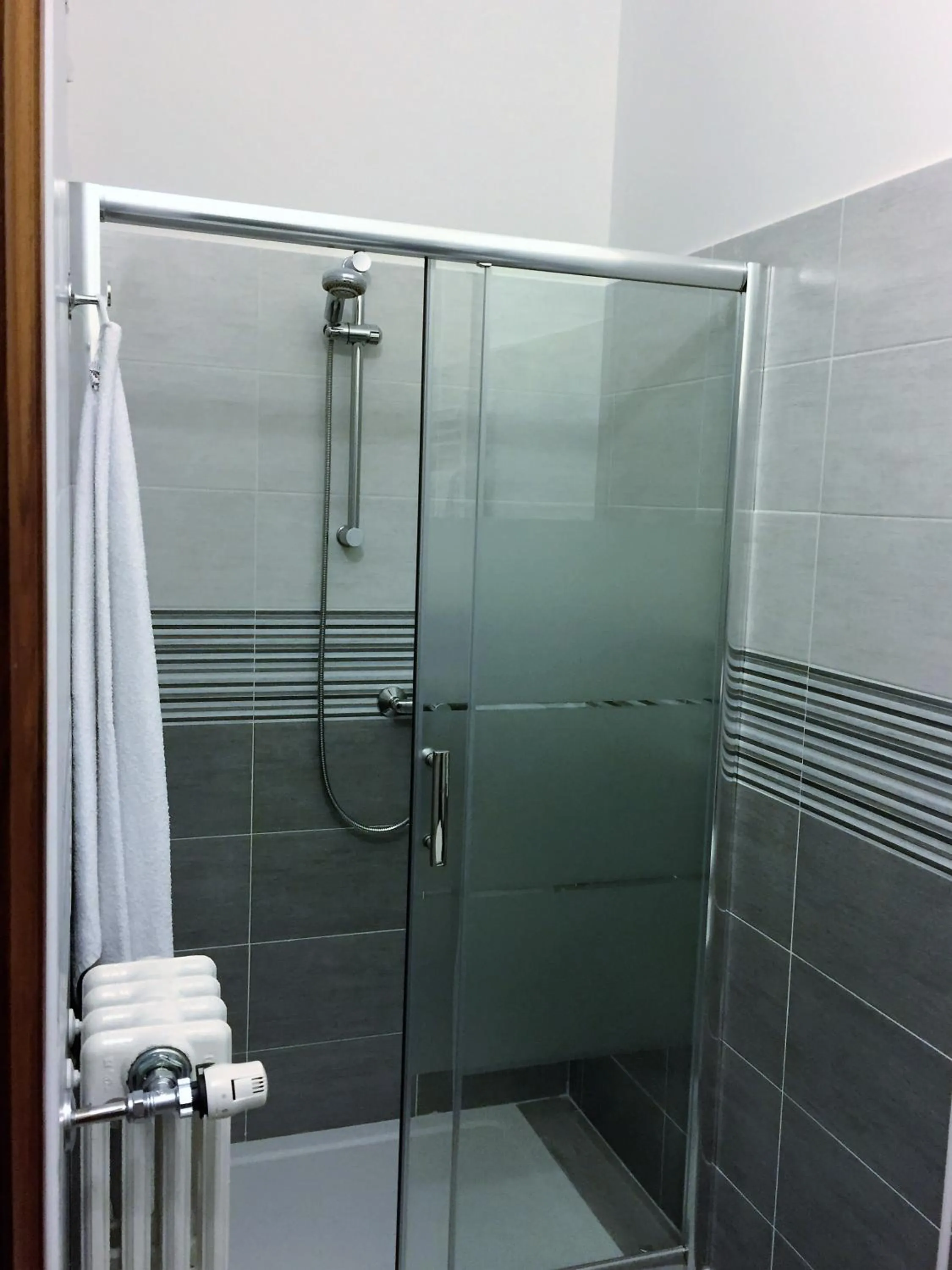 Shower in Bella Vita Guesthouse -parcheggio privato interno