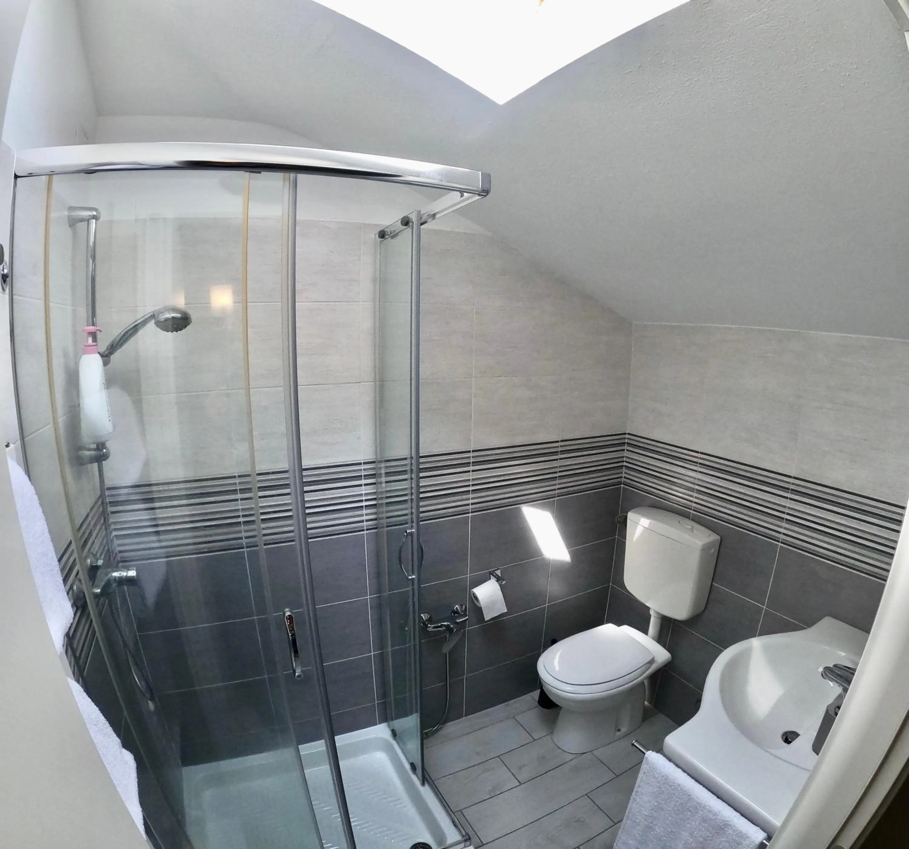 Bathroom in Bella Vita Guesthouse -parcheggio privato interno