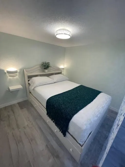 Bed in The Tiny Cottage in the Springs/ Central FL