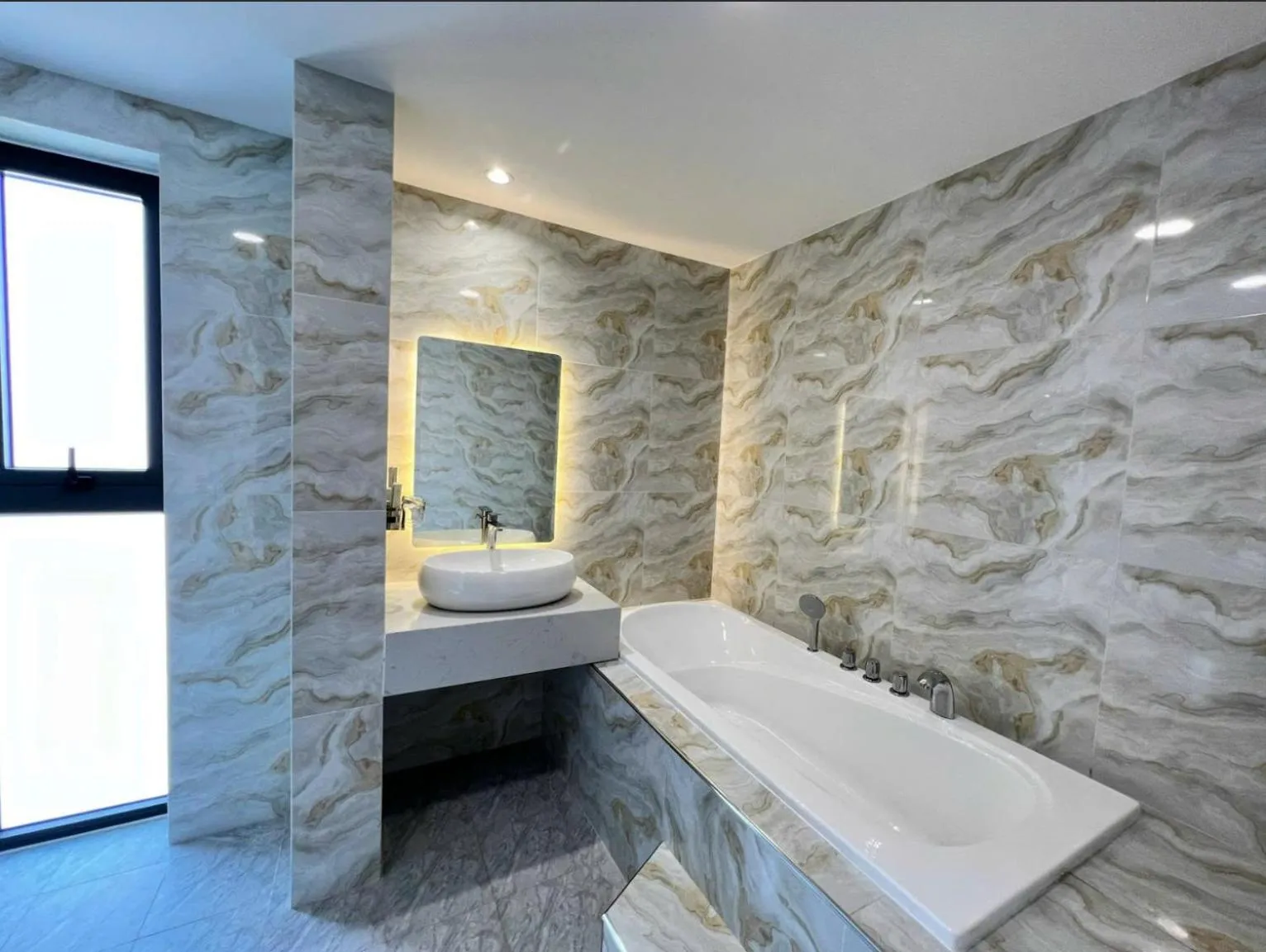 Bathroom in Tran Long Hotel Quan 12