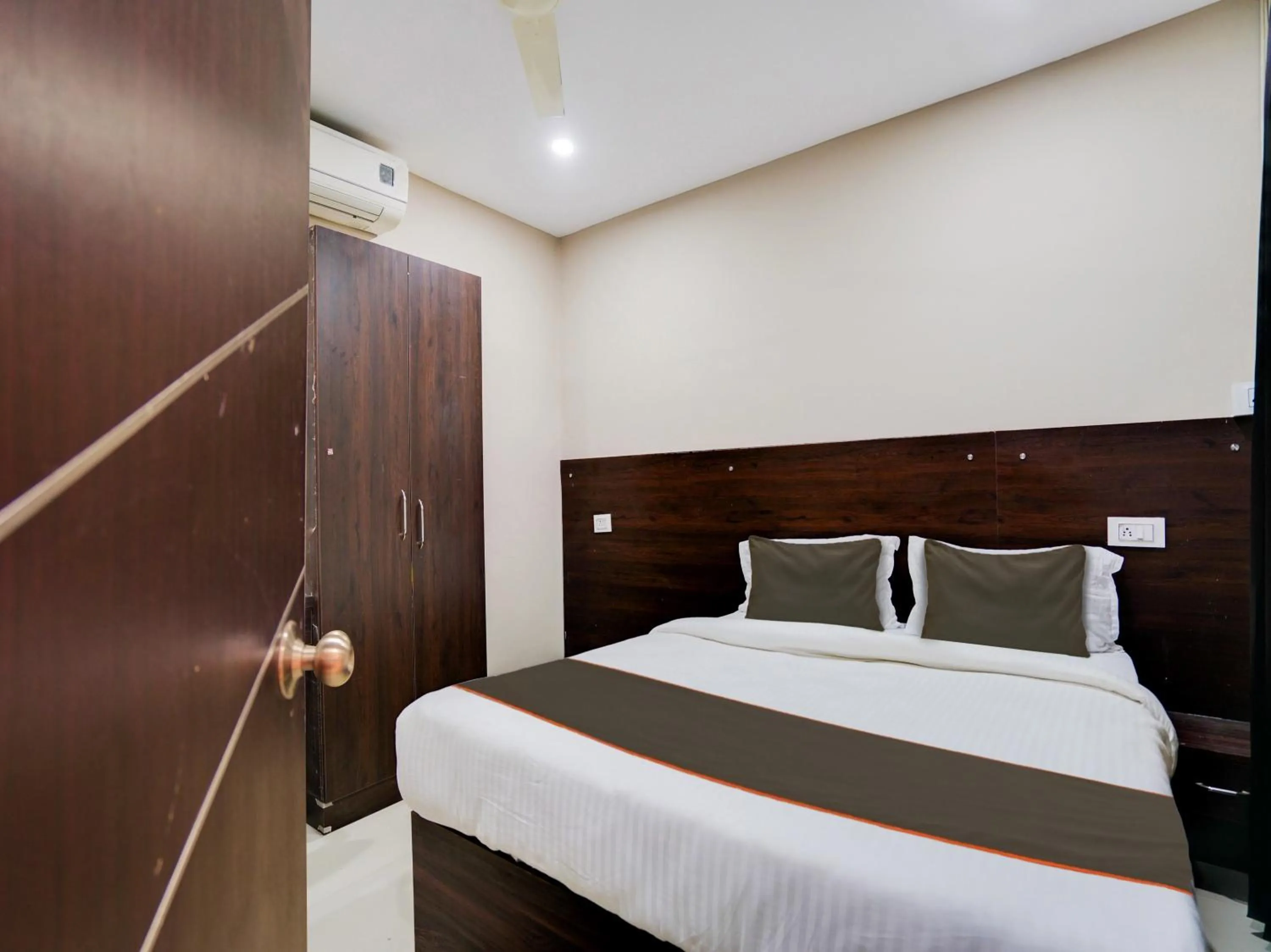 Bedroom, Bed in Super Collection O PNR COMFORT KHAIRATABAD