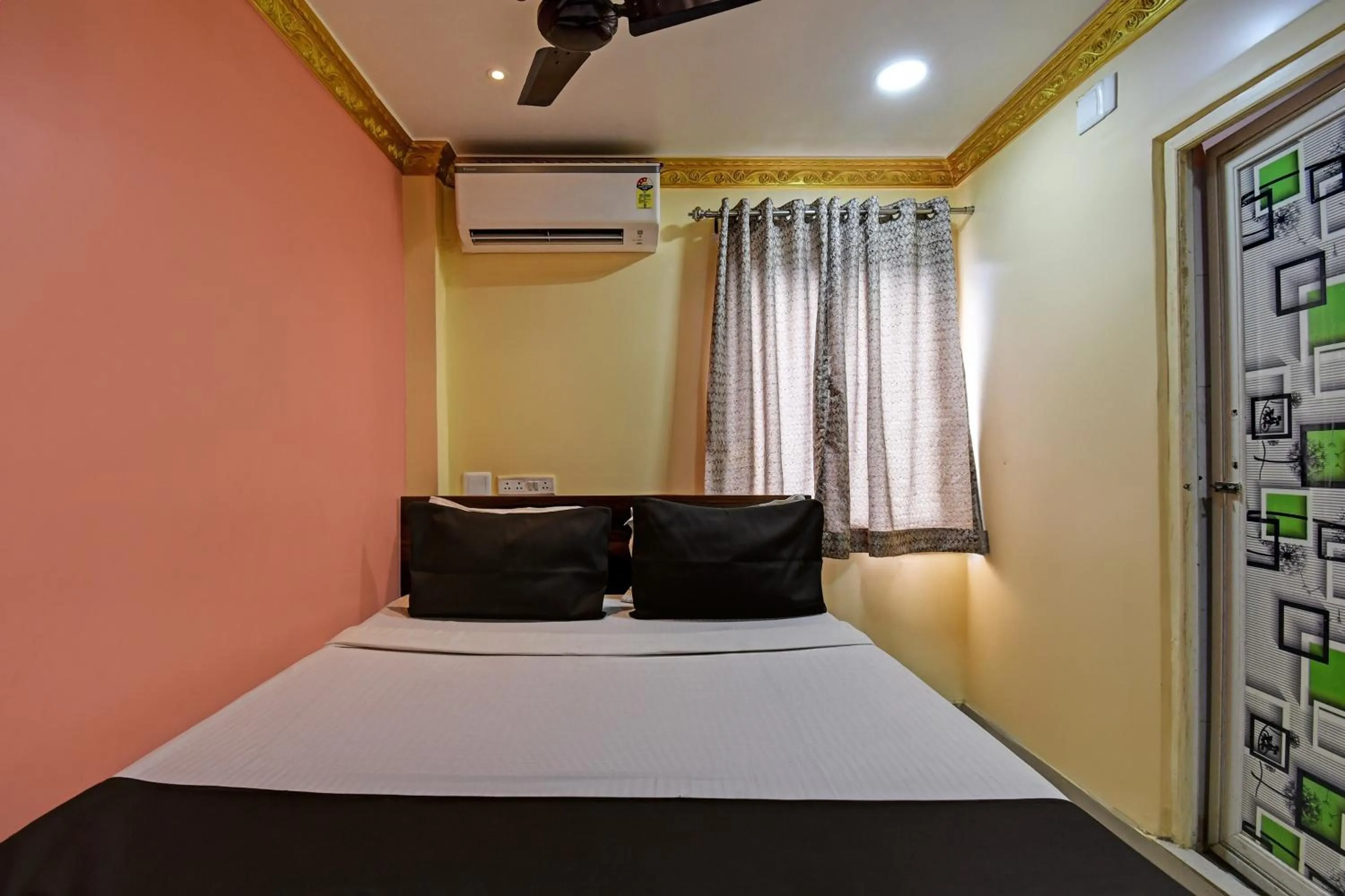 Facade/entrance, Bed in Hotel O Star View