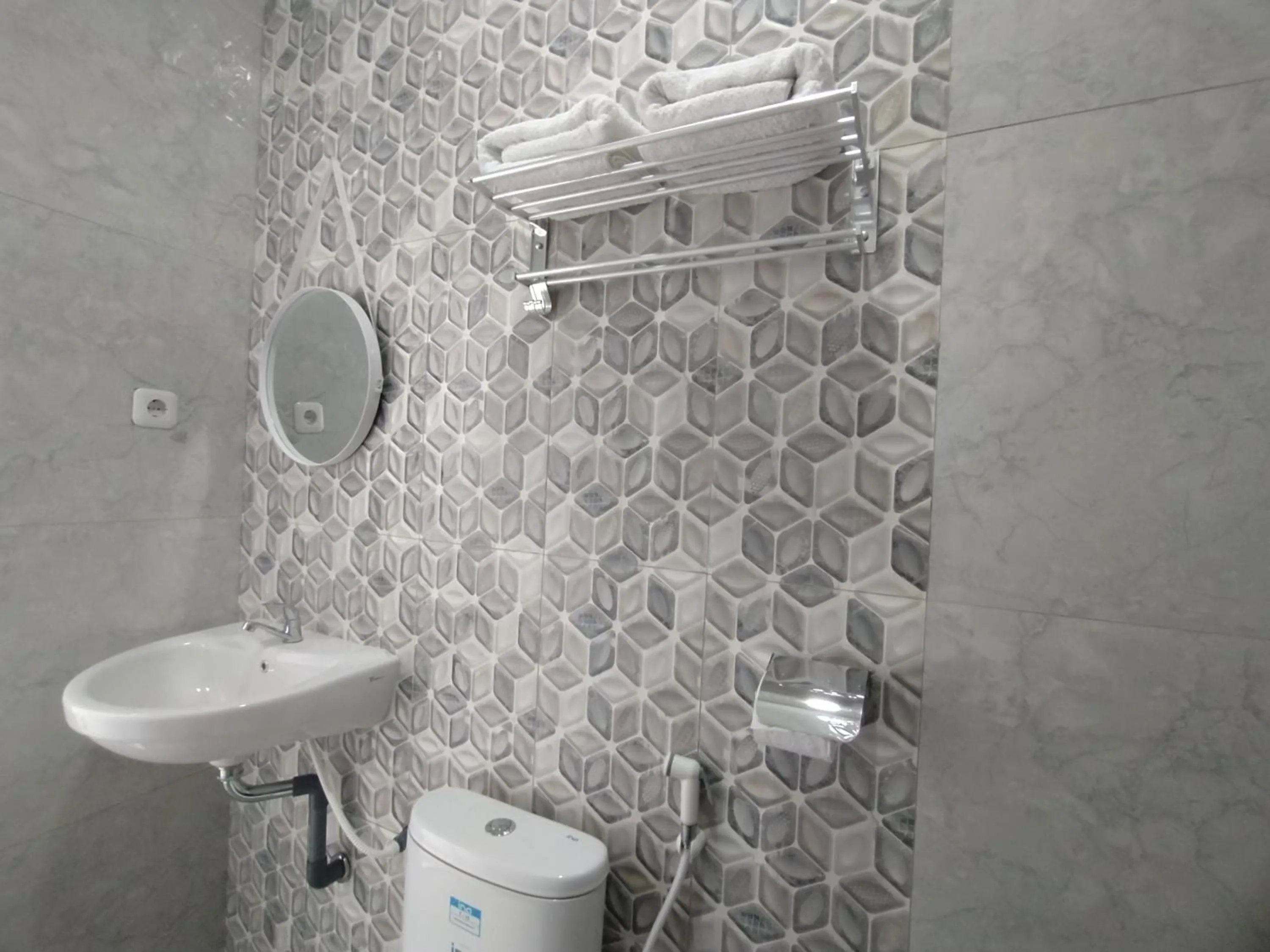 Bathroom in Urbanview Hotel Nimara Ngawi by RedDoorz