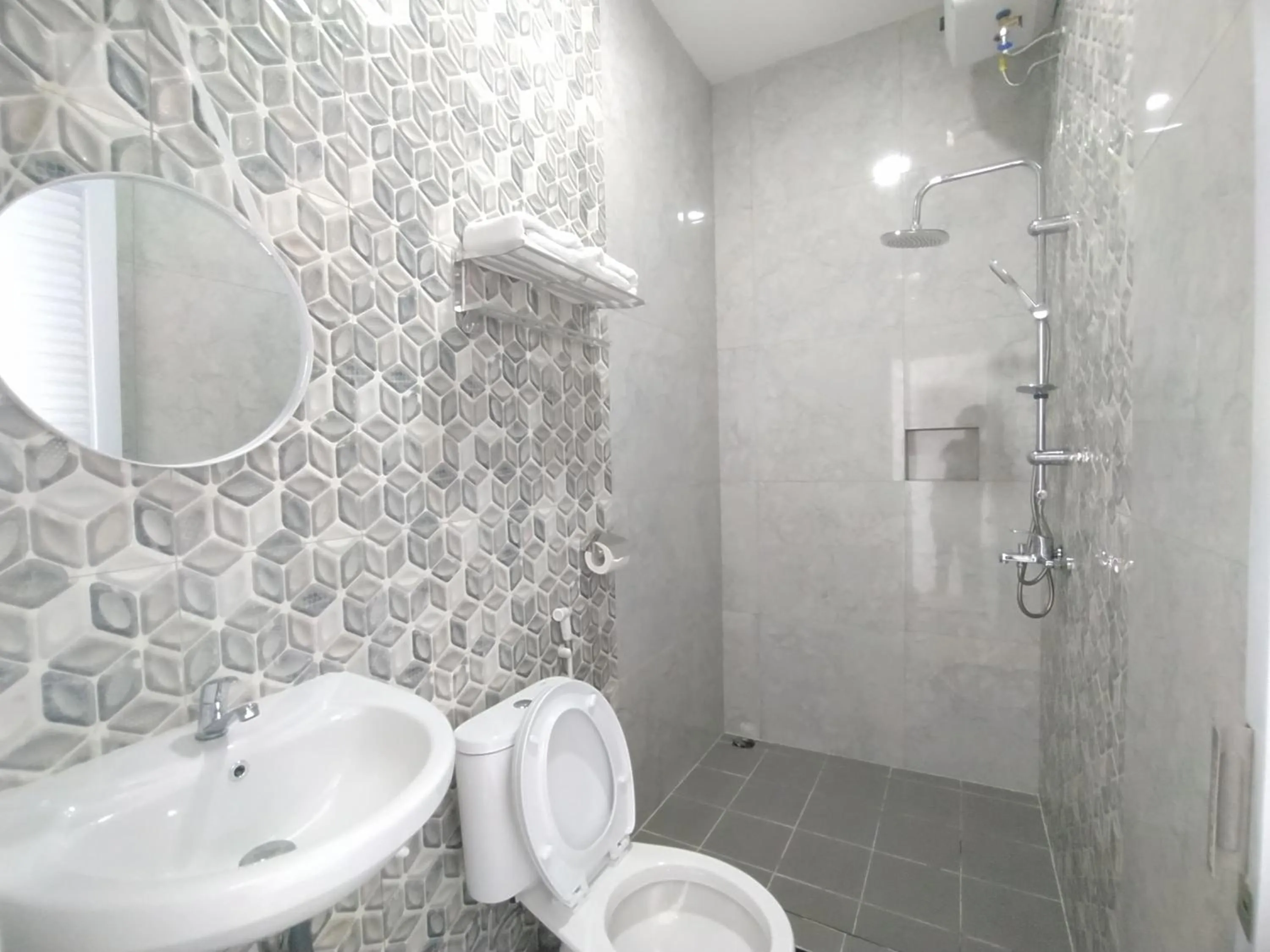 Bathroom in Urbanview Hotel Nimara Ngawi by RedDoorz