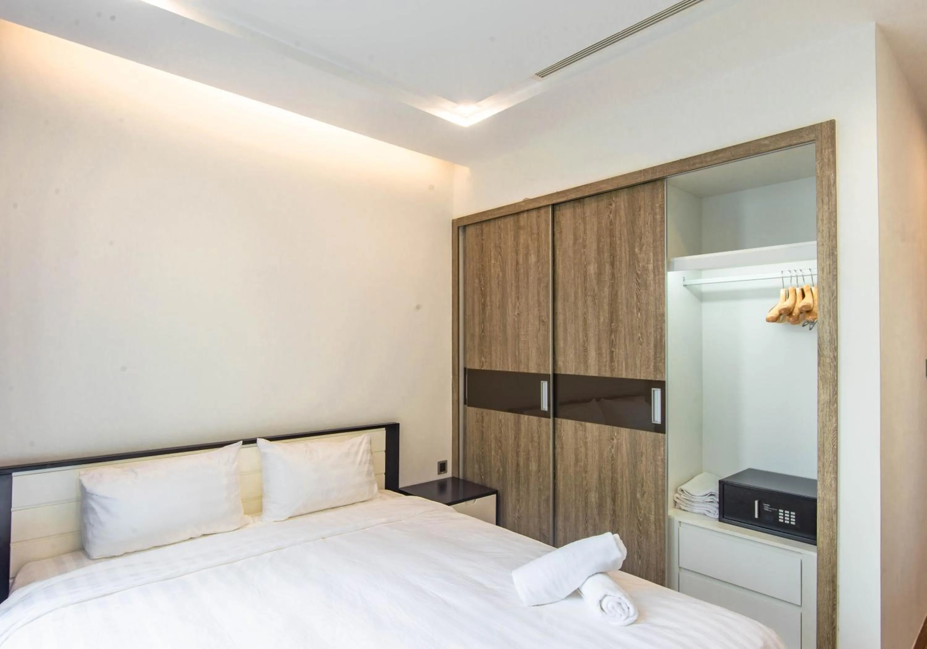 Bed in Vinhomes Metropolis Harmony Residence