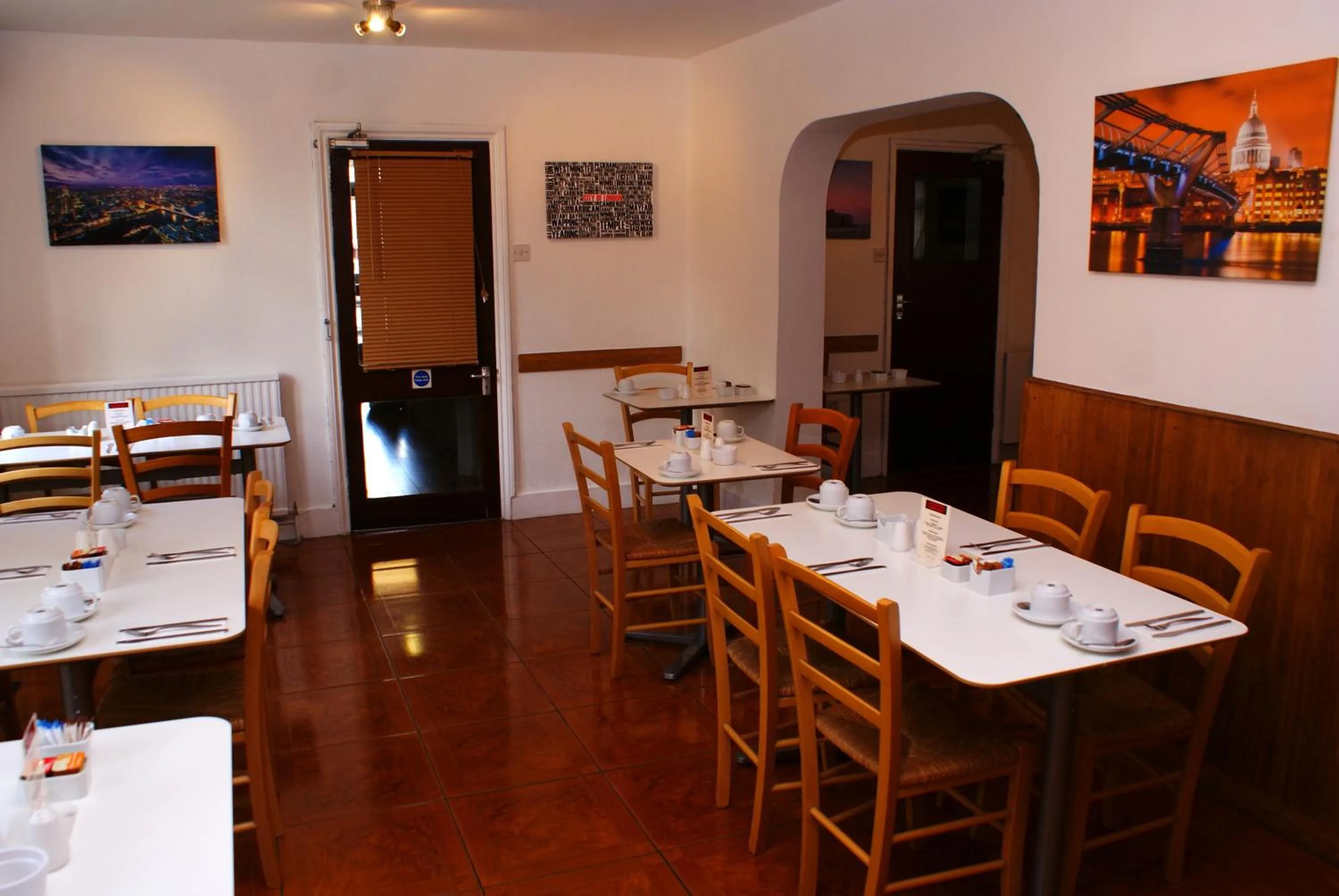 Restaurant/places to eat in The Hindes Hotel