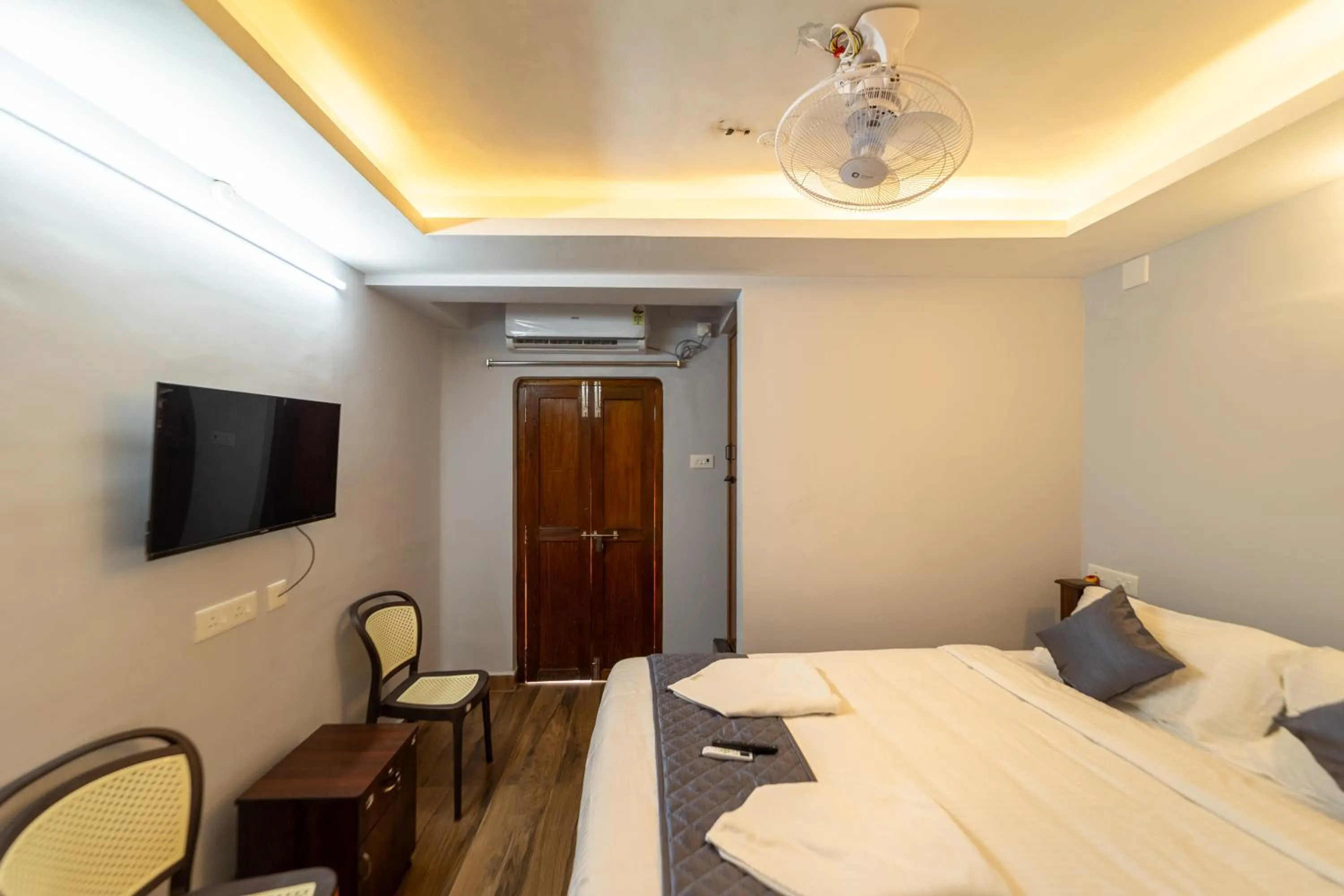 Bedroom, Bed in Lax Residency, White Town, Pondicherry