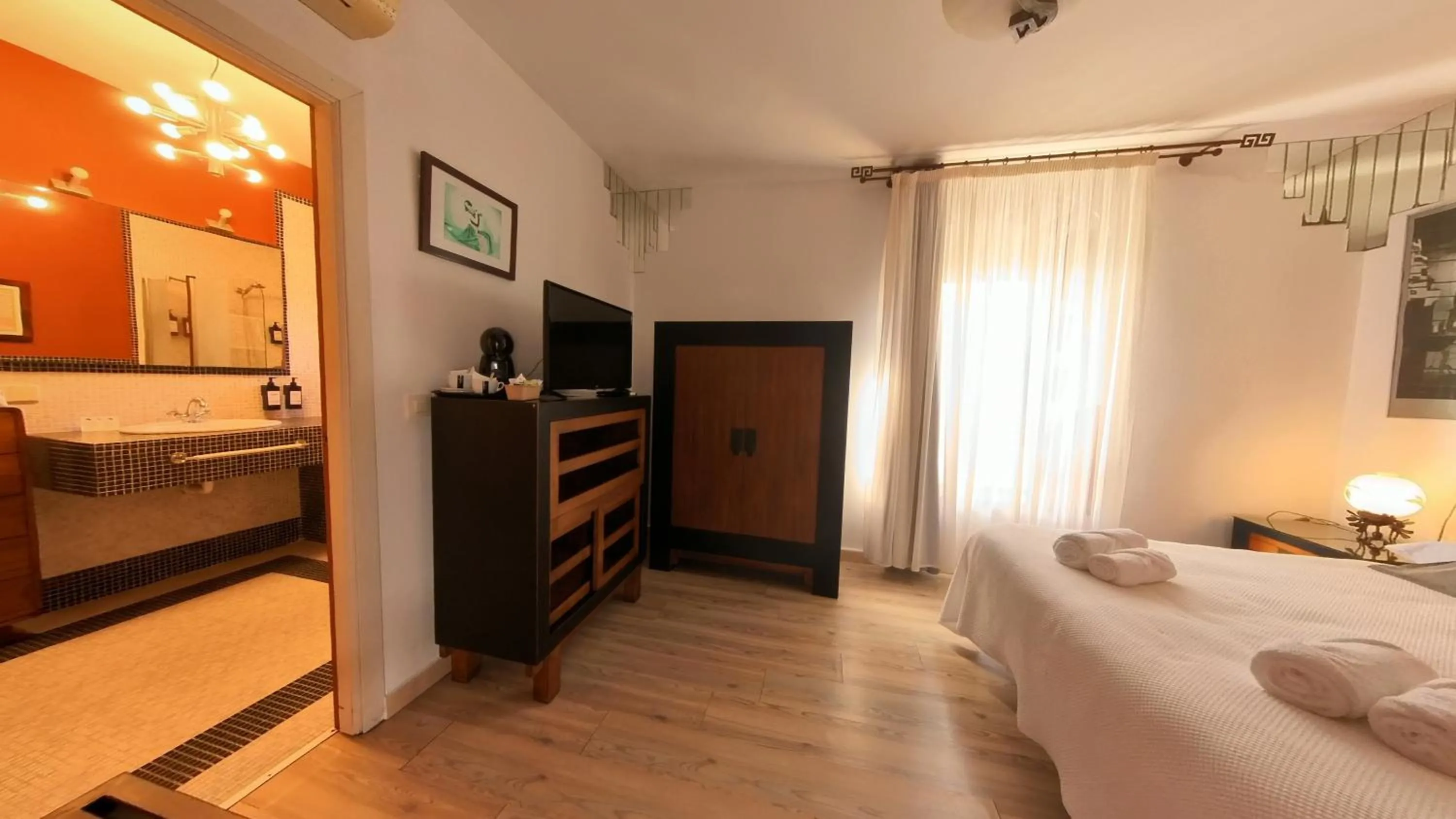 Photo of the whole room, Bed in Hotel Utopía