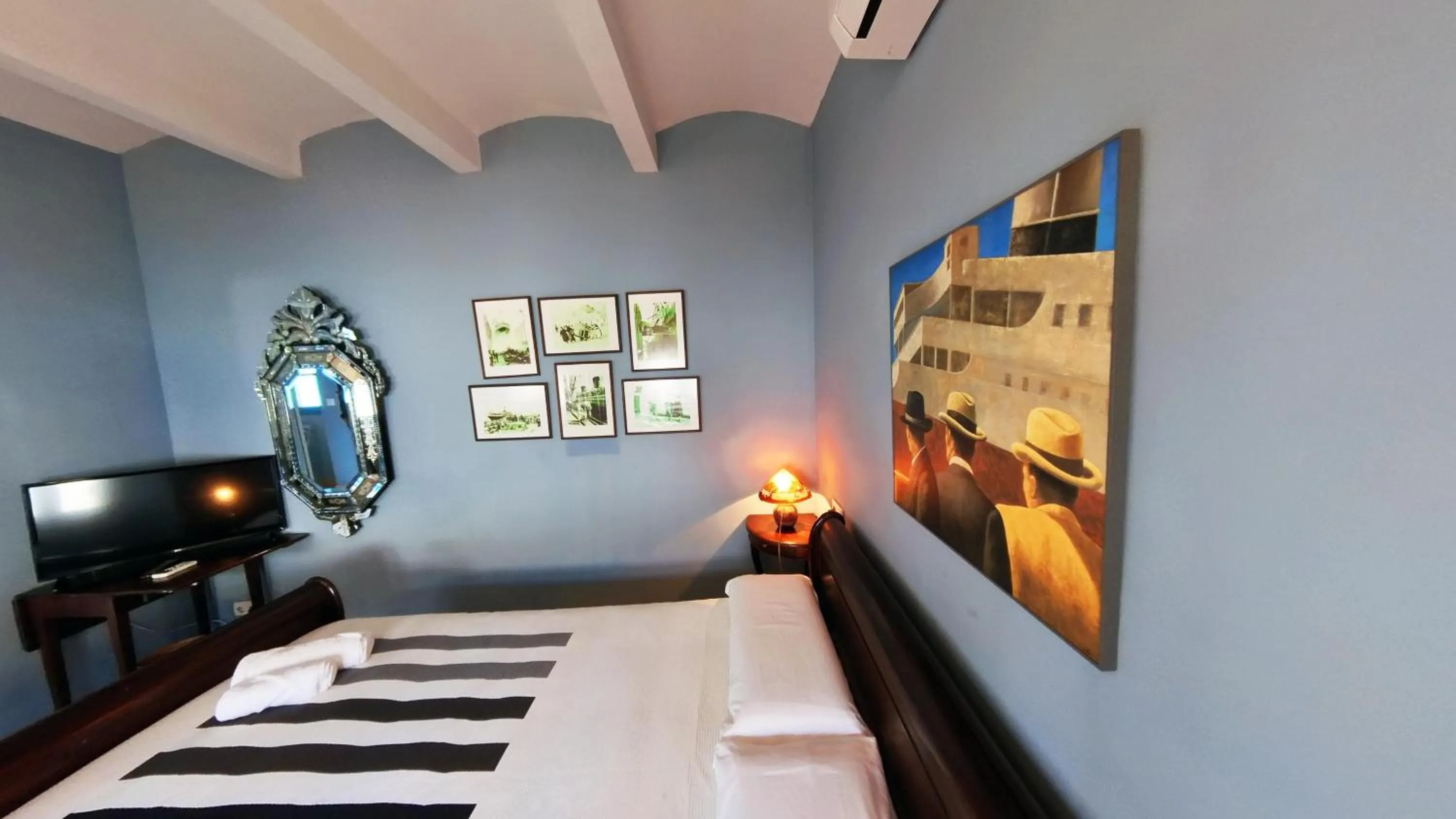 Photo of the whole room, Bed in Hotel Utopía