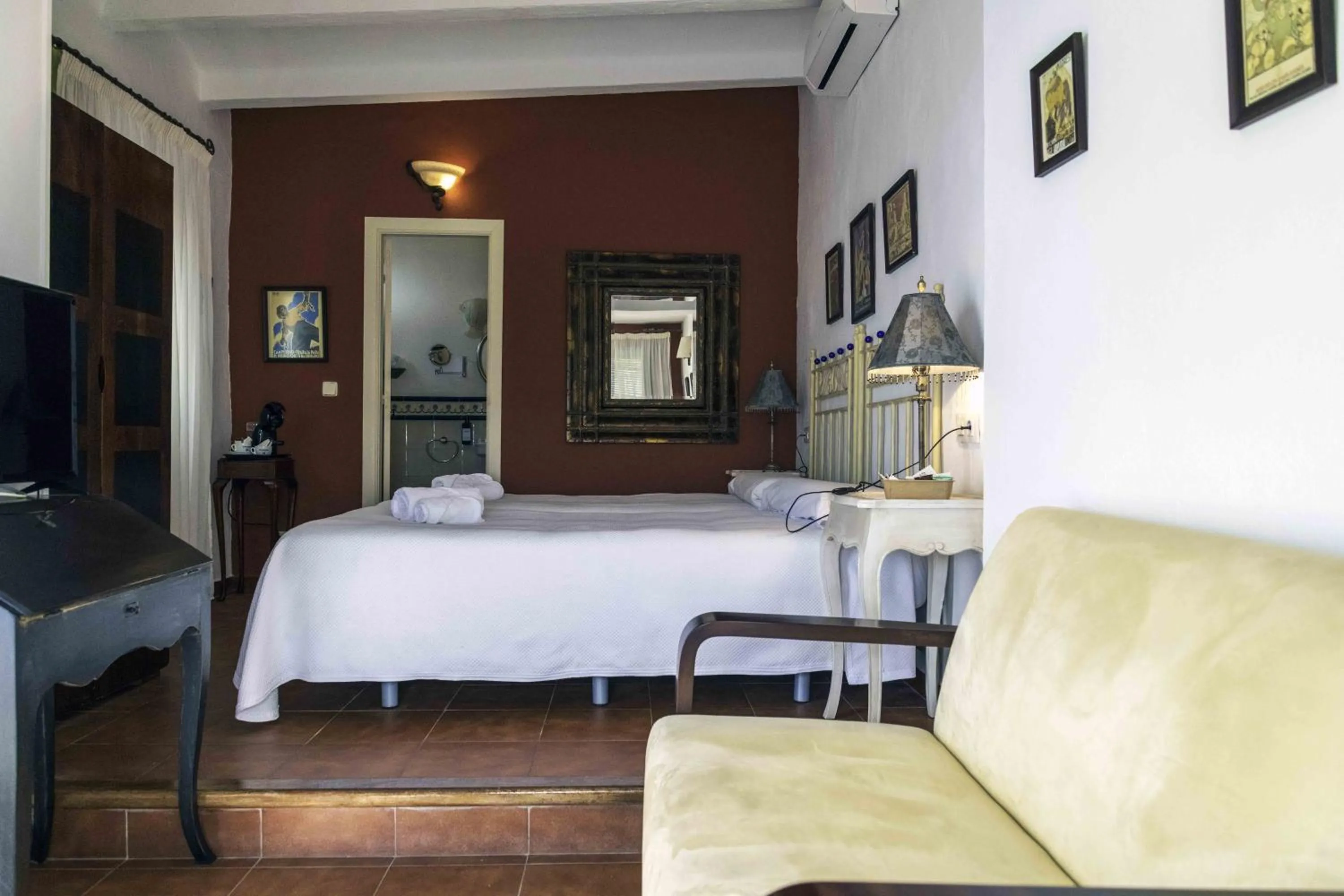 Photo of the whole room, Bed in Hotel Utopía