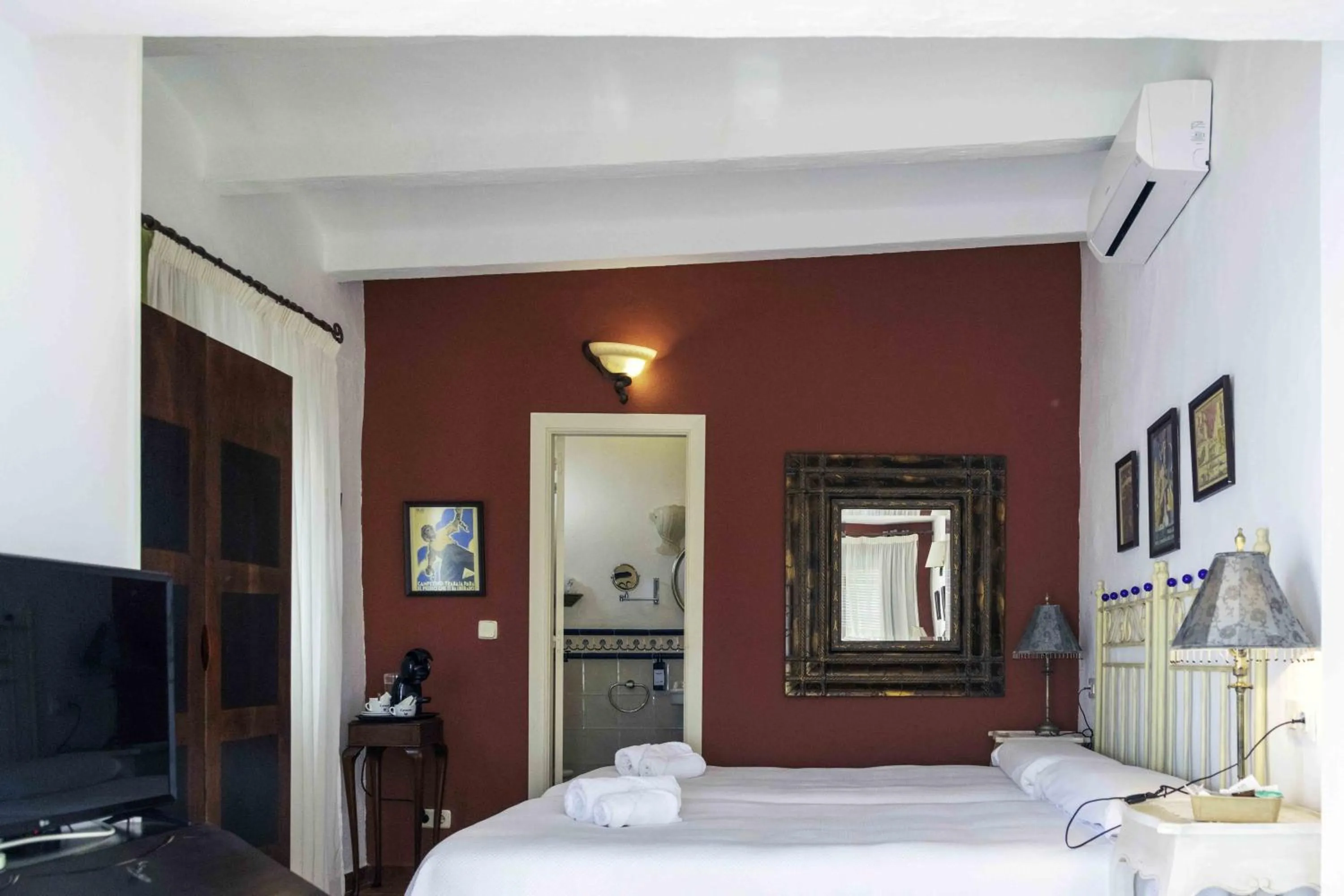Photo of the whole room, Bed in Hotel Utopía