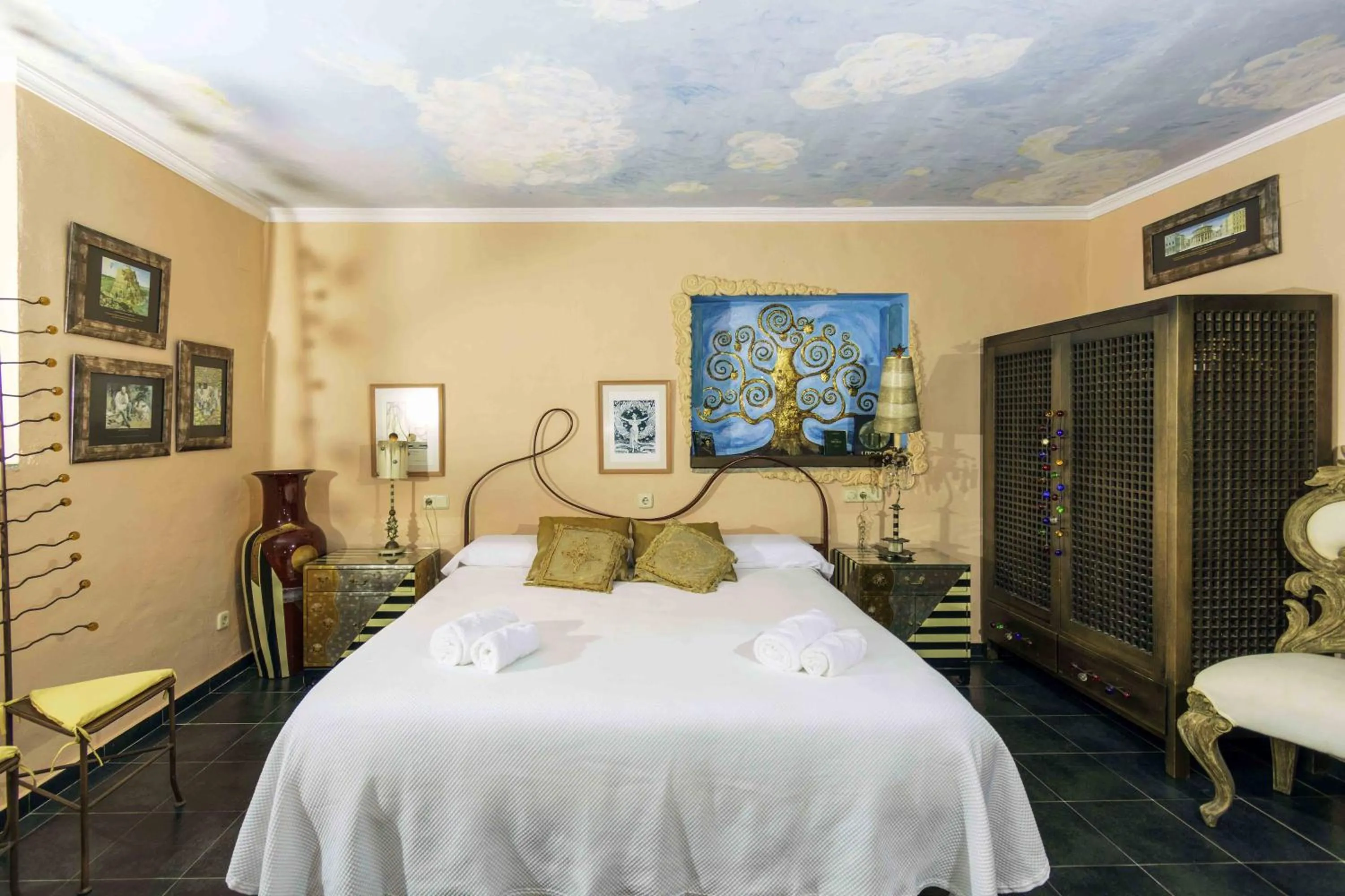 Photo of the whole room, Bed in Hotel Utopía