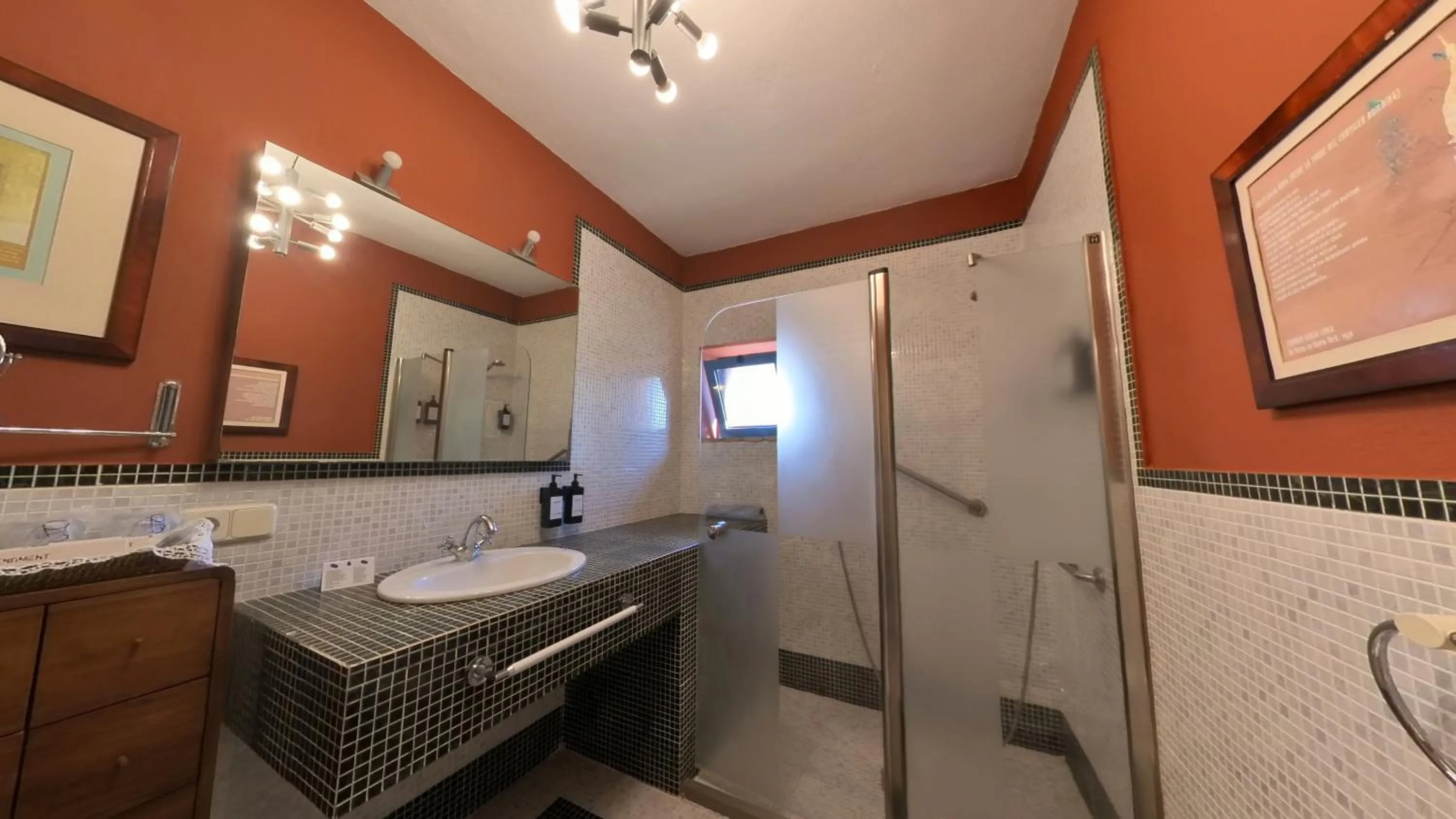 Shower in Hotel Utopía