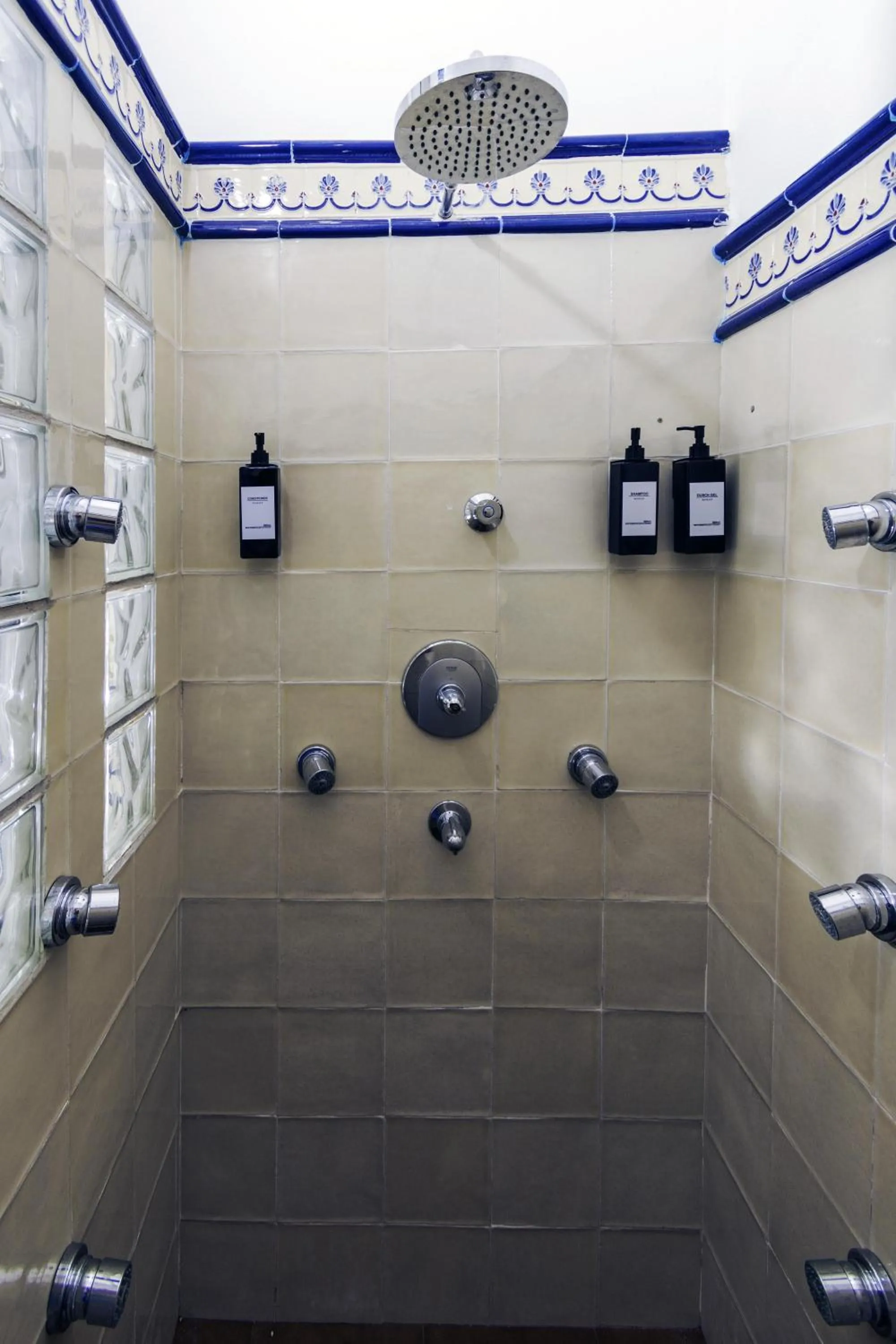 Shower in Hotel Utopía