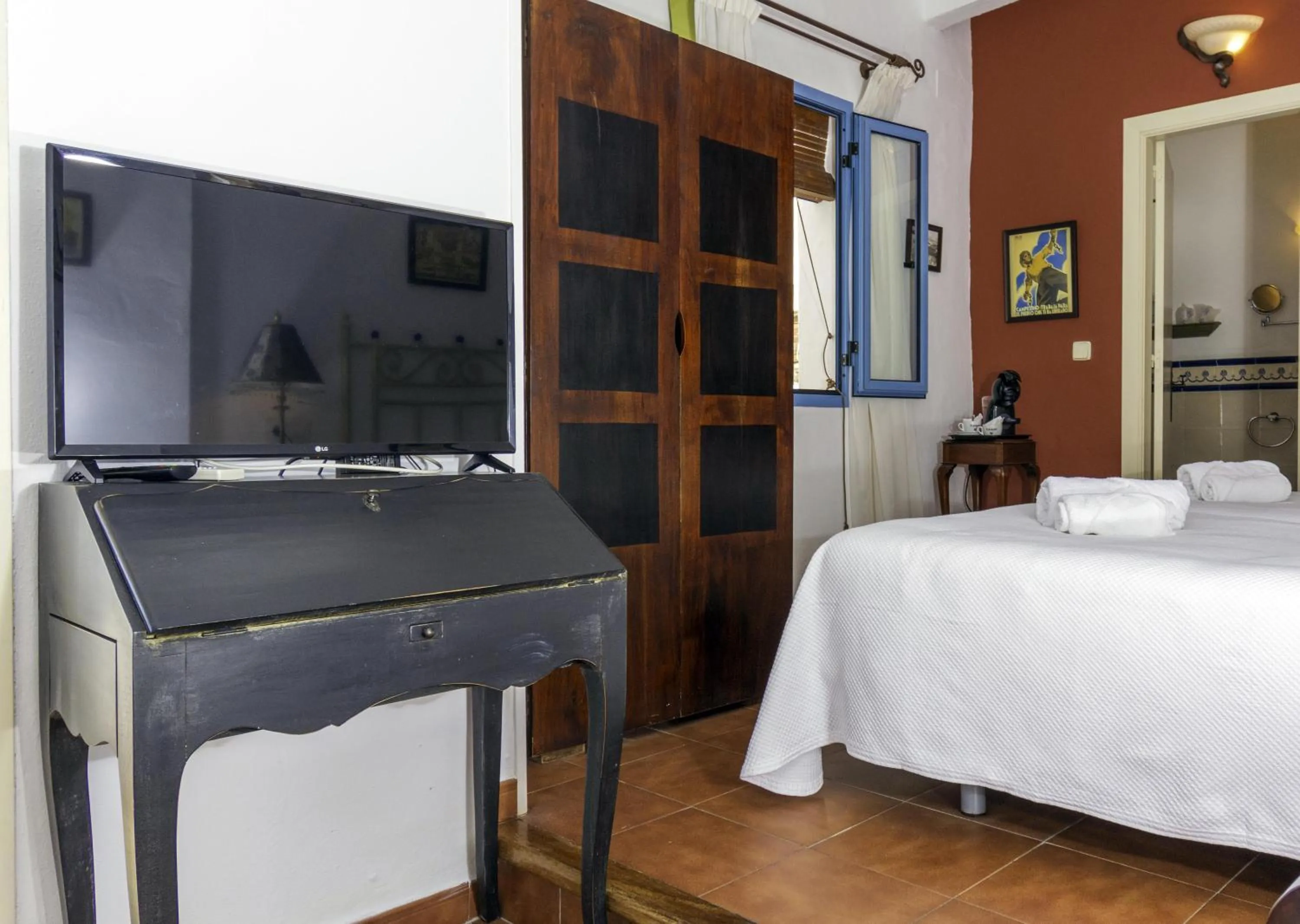 Photo of the whole room, Bed in Hotel Utopía