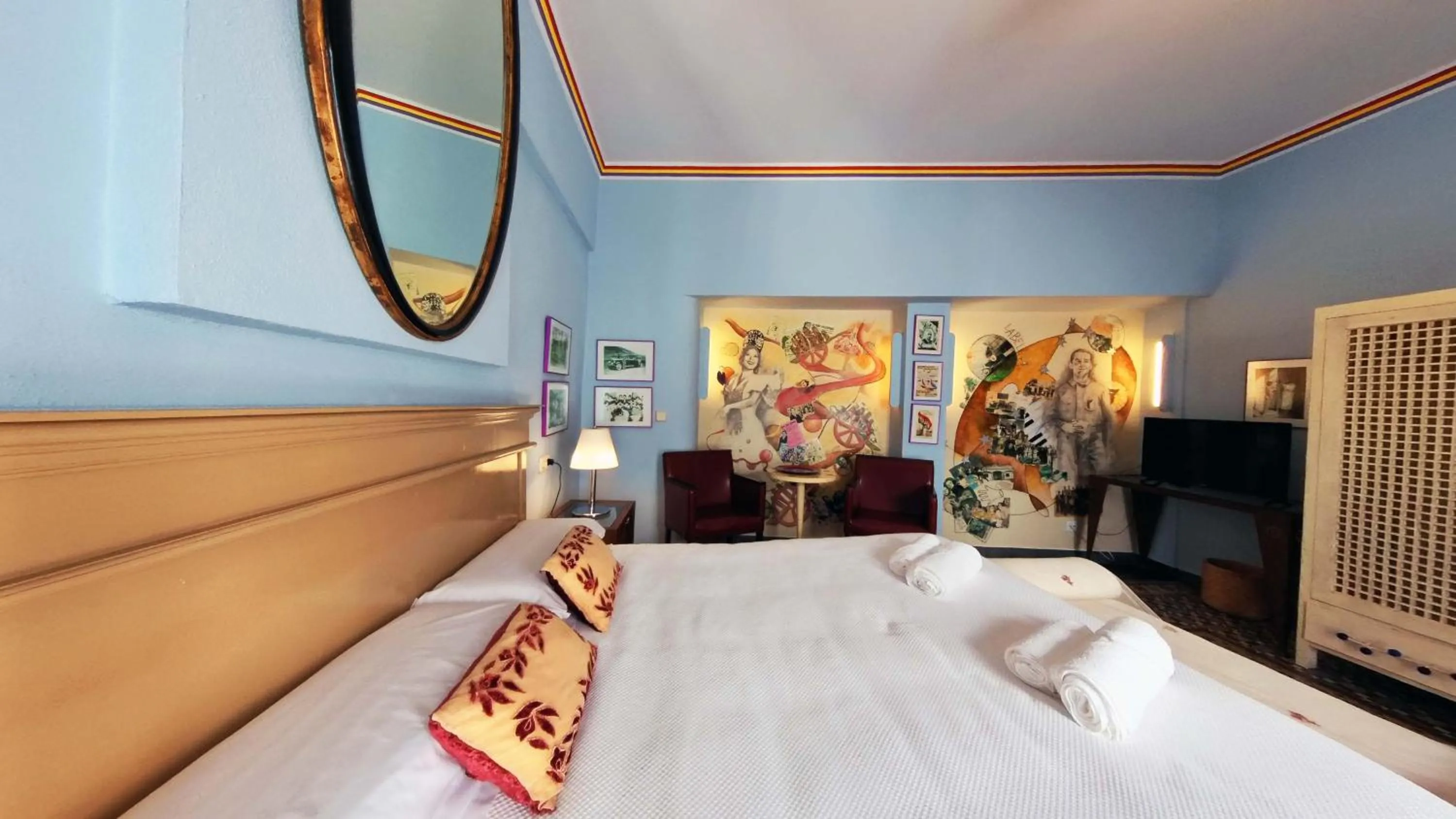 Photo of the whole room, Bed in Hotel Utopía