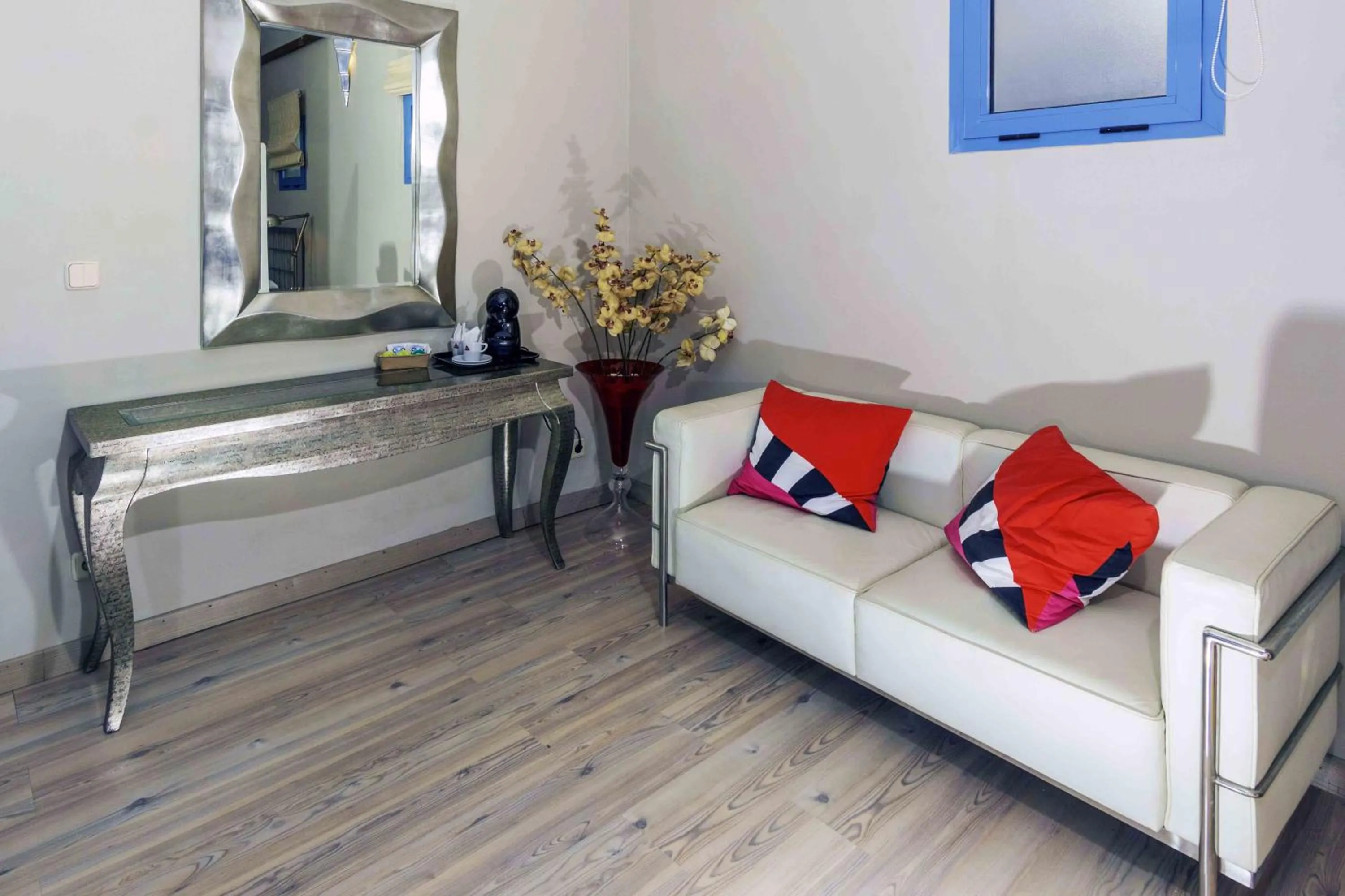 Photo of the whole room in Hotel Utopía