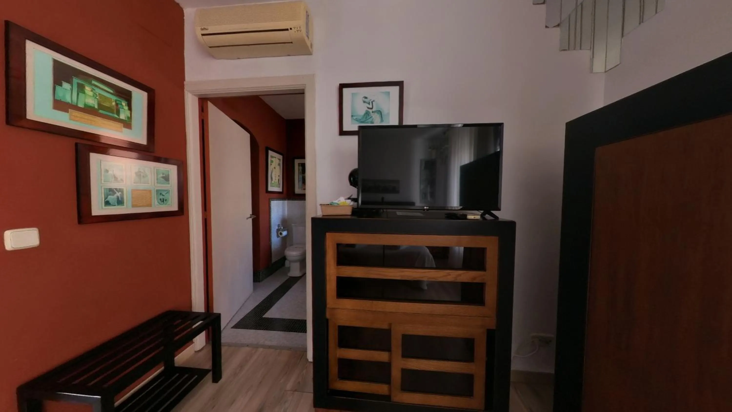 Photo of the whole room in Hotel Utopía