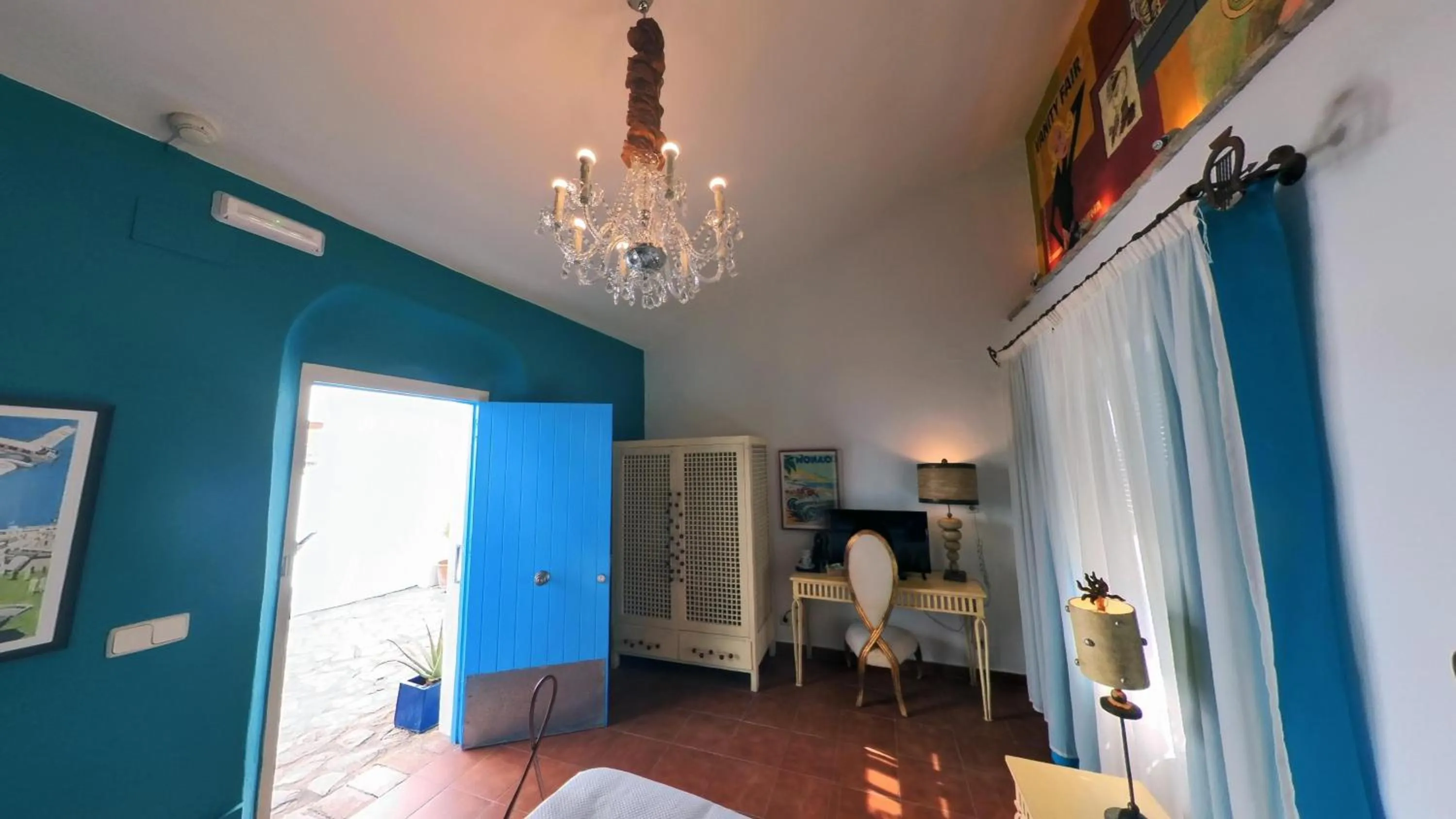 Photo of the whole room in Hotel Utopía