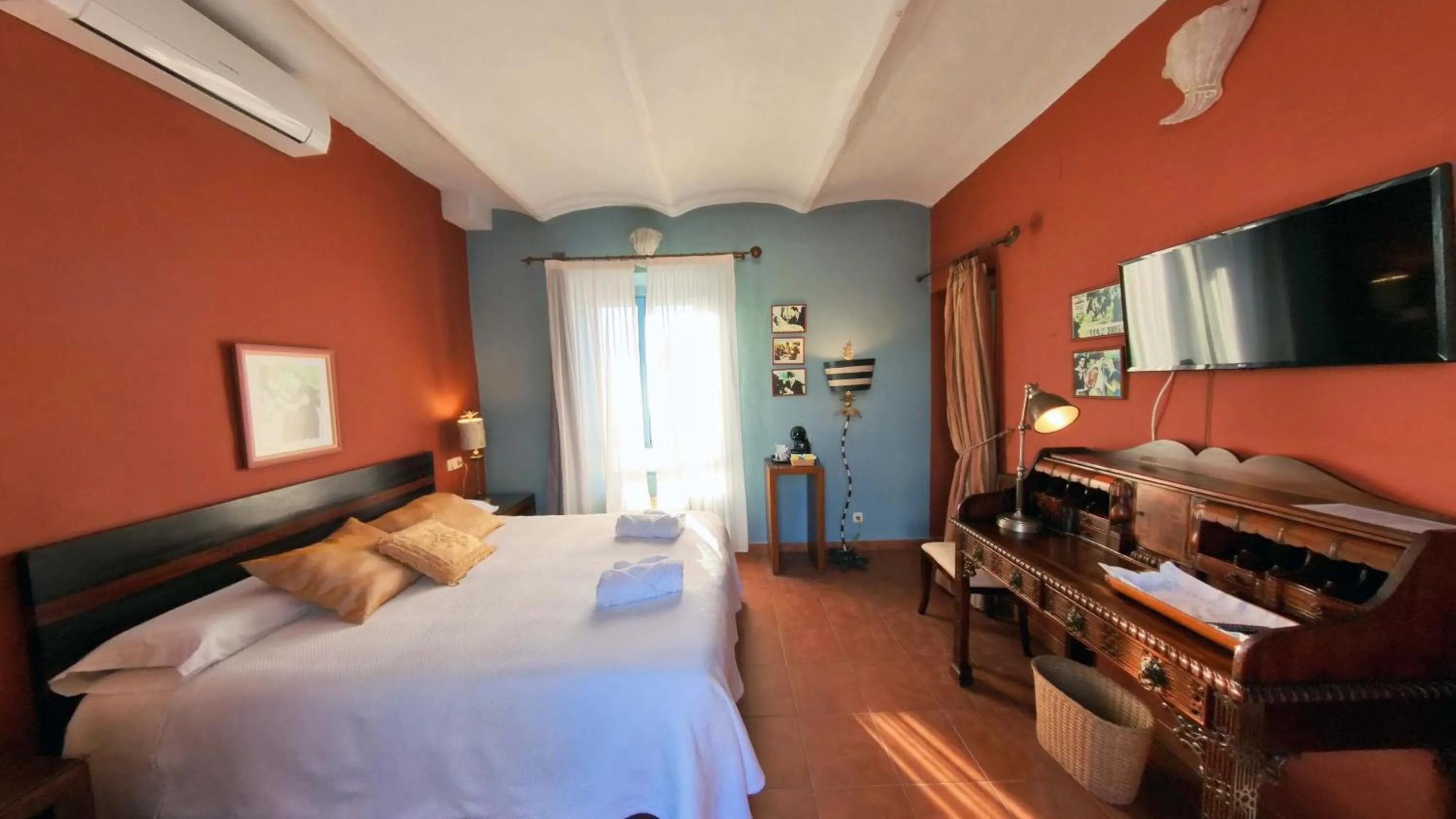 Photo of the whole room, Bed in Hotel Utopía