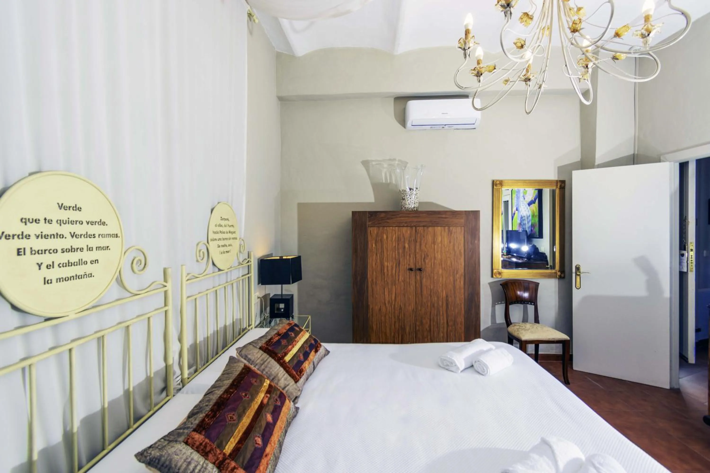 Photo of the whole room, Bed in Hotel Utopía