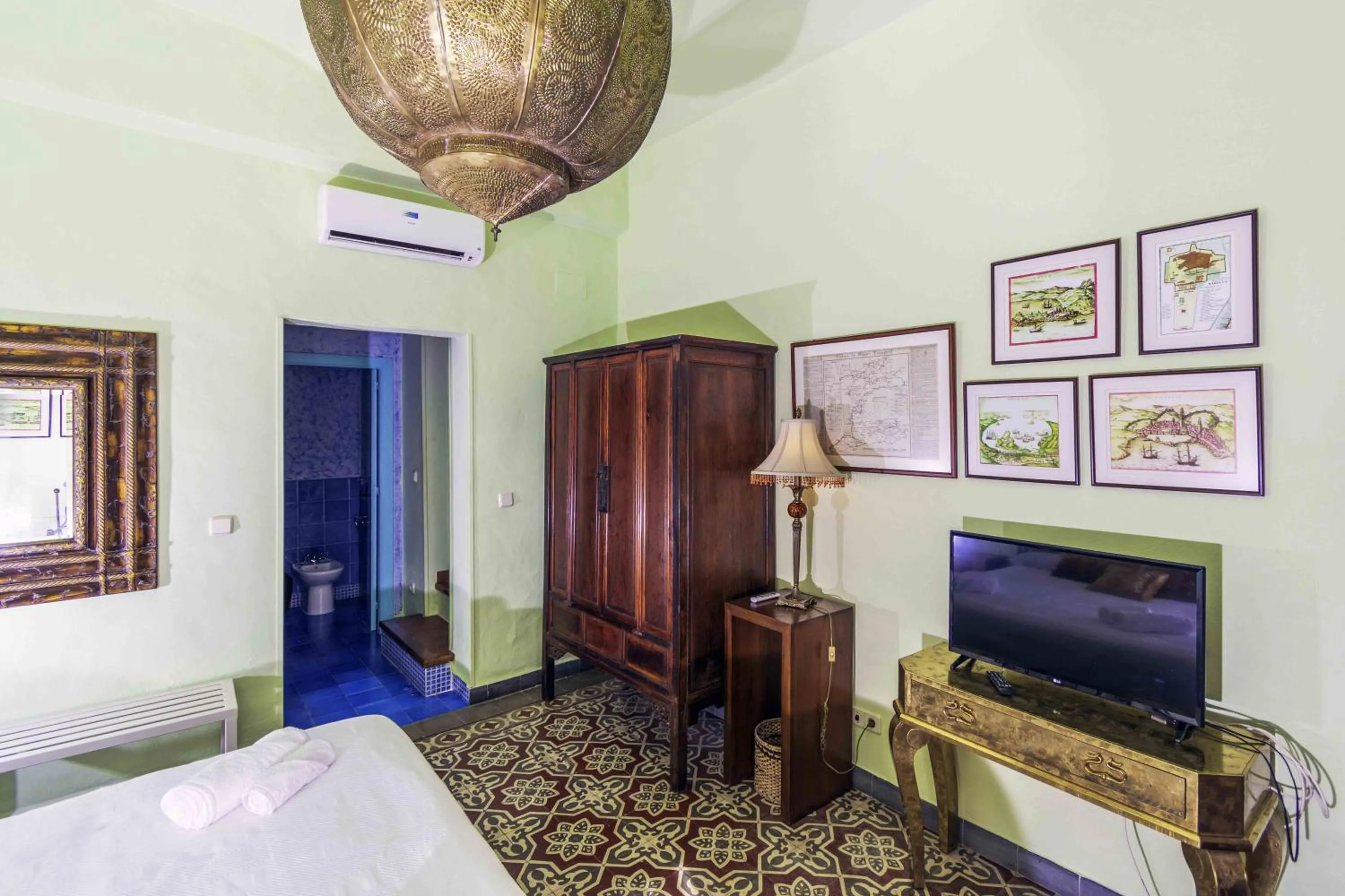 Photo of the whole room, Bed in Hotel Utopía